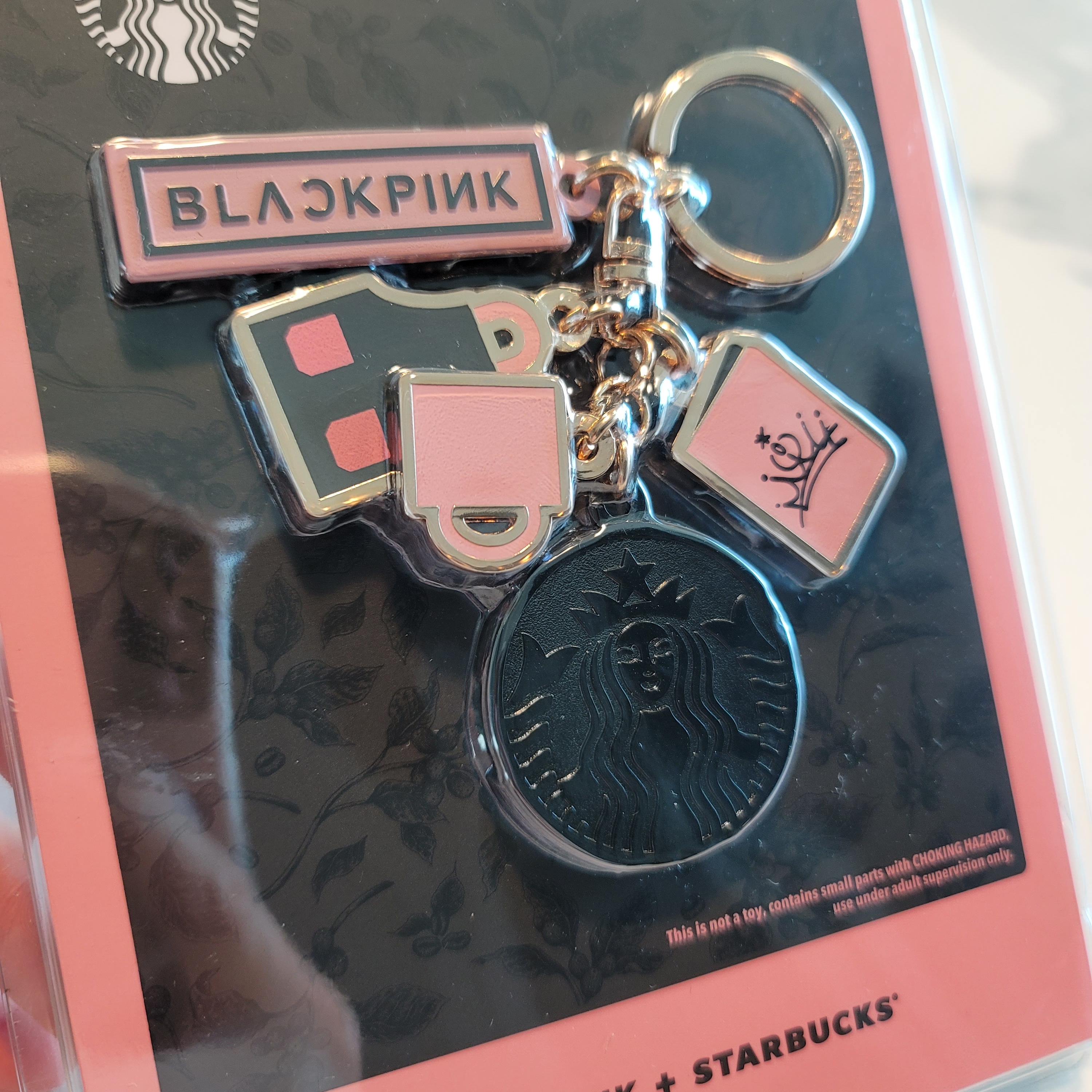Starbucks x Blackpink Keychain 착용 스타일