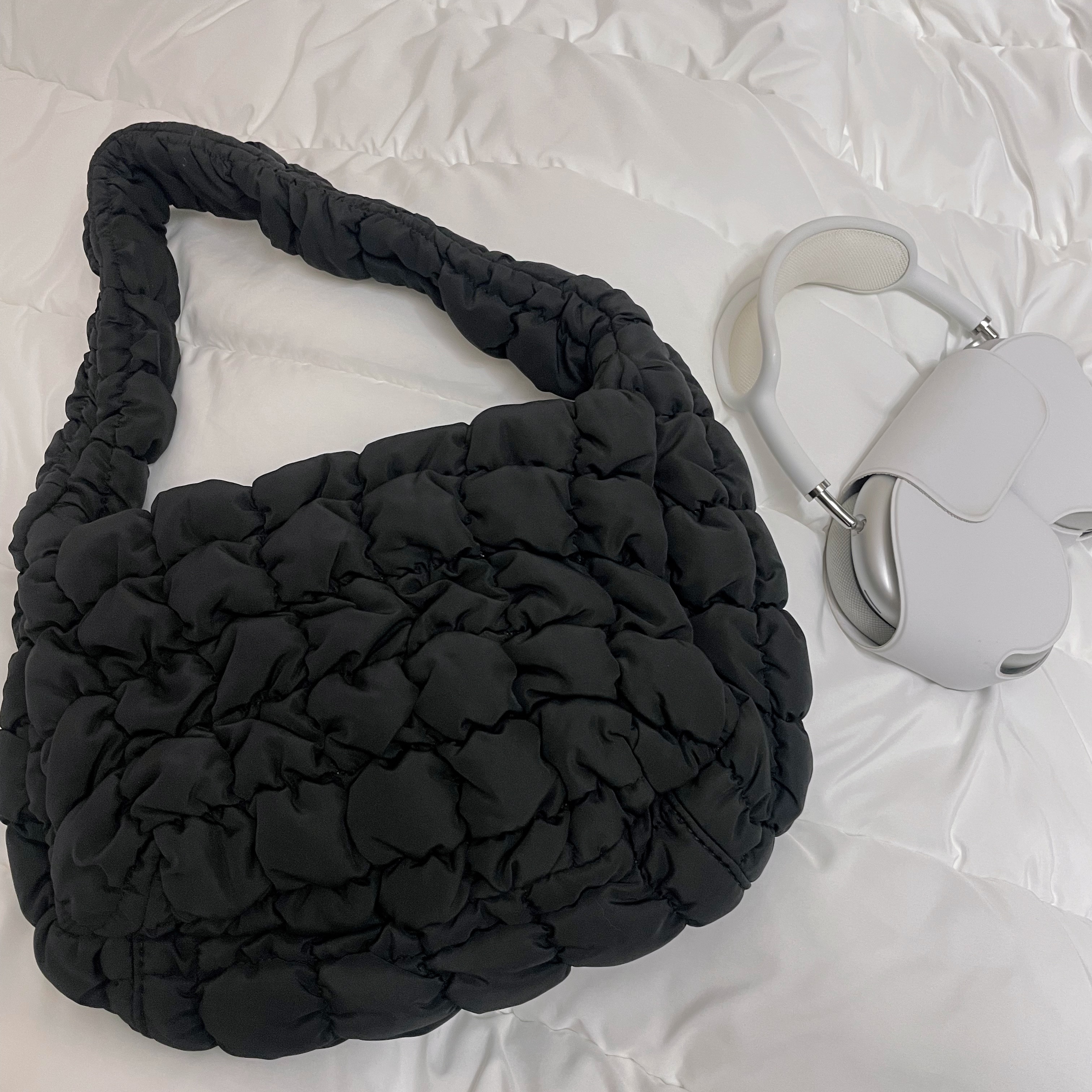 COS Quilted Mini Bag Black, Apple AirPods Max Lightning Silver (Korean Ver.) 착용 스타일