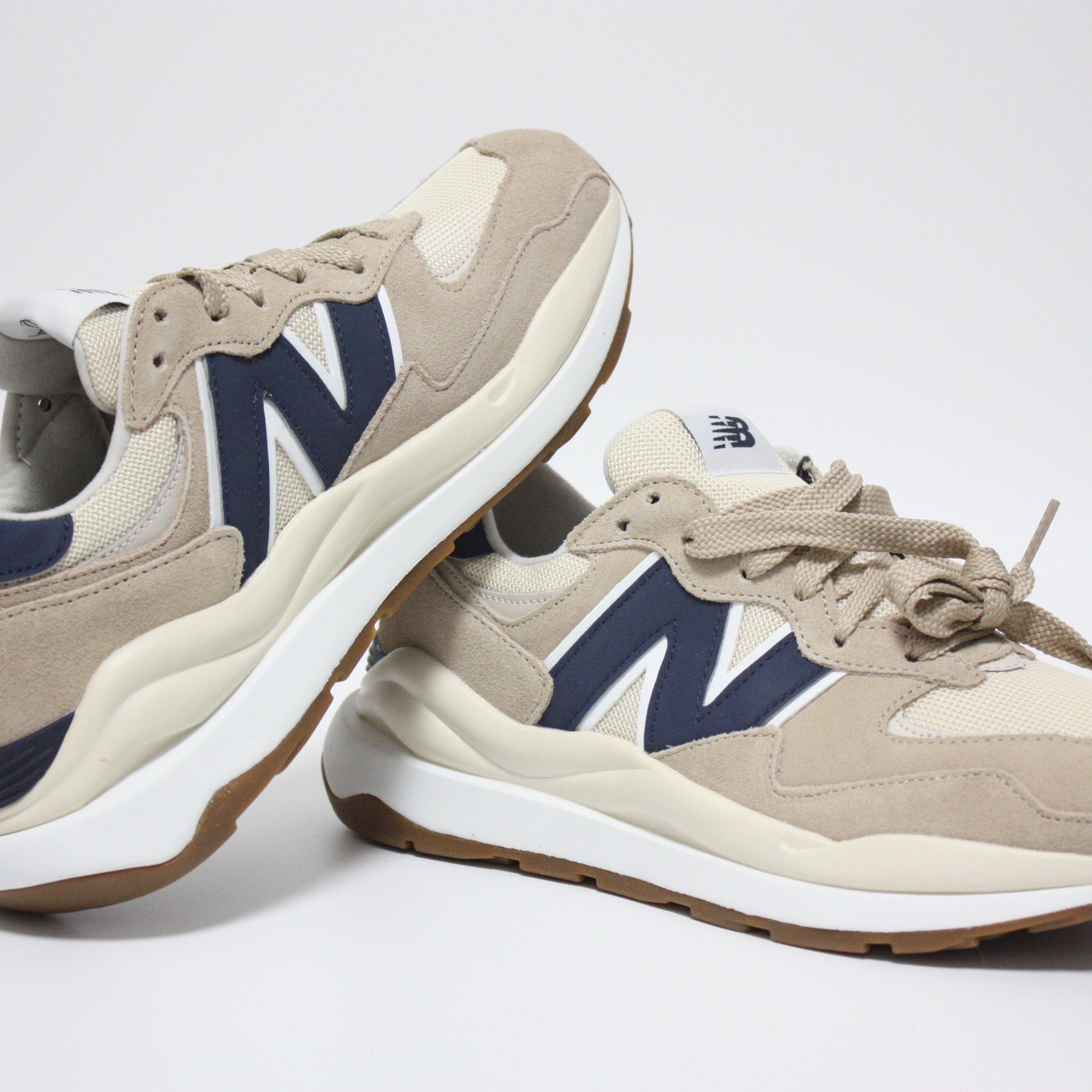 New Balance 5740 Brown Navy 착용 스타일 - 1