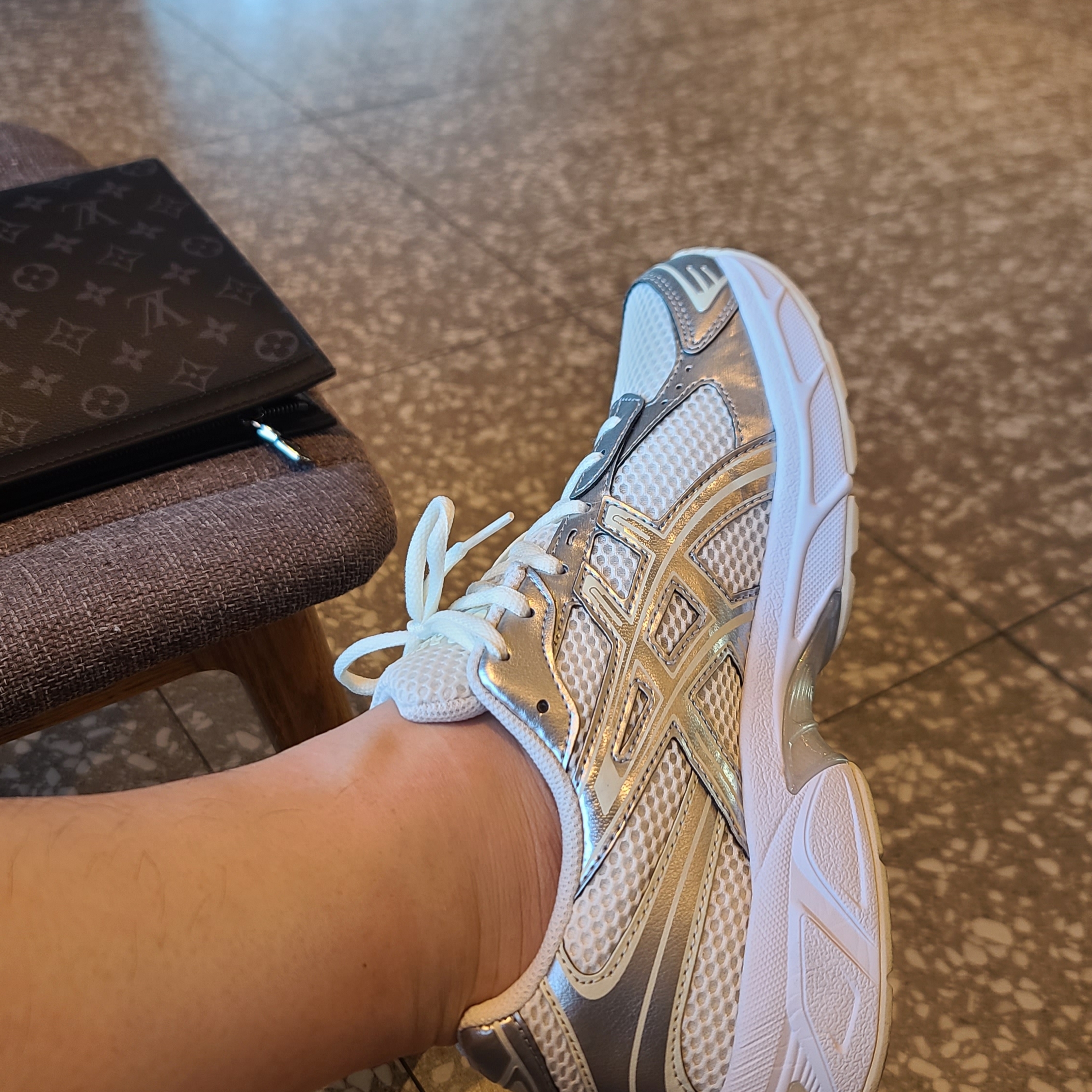 (W) Asics Gel-1130 Cream Pure Silver, Louis Vuitton Pochette Voyage MM Monogram Eclipse 착용 스타일