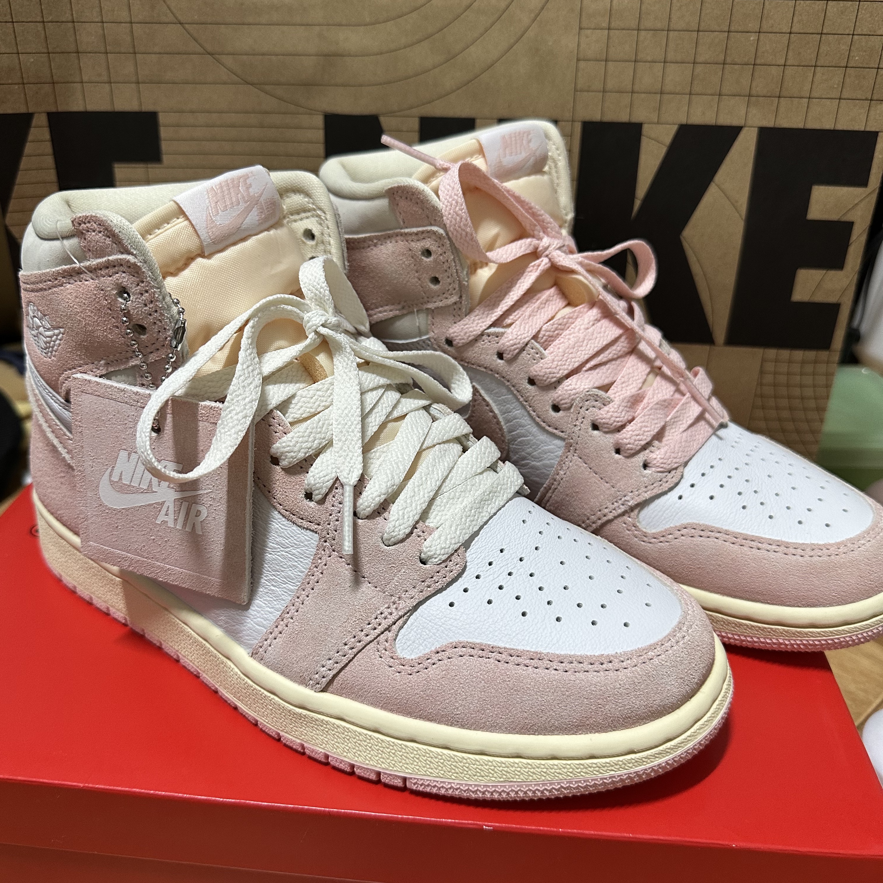 (W) Jordan 1 Retro High OG Coconut Milk and Sail 착용 스타일 - 3