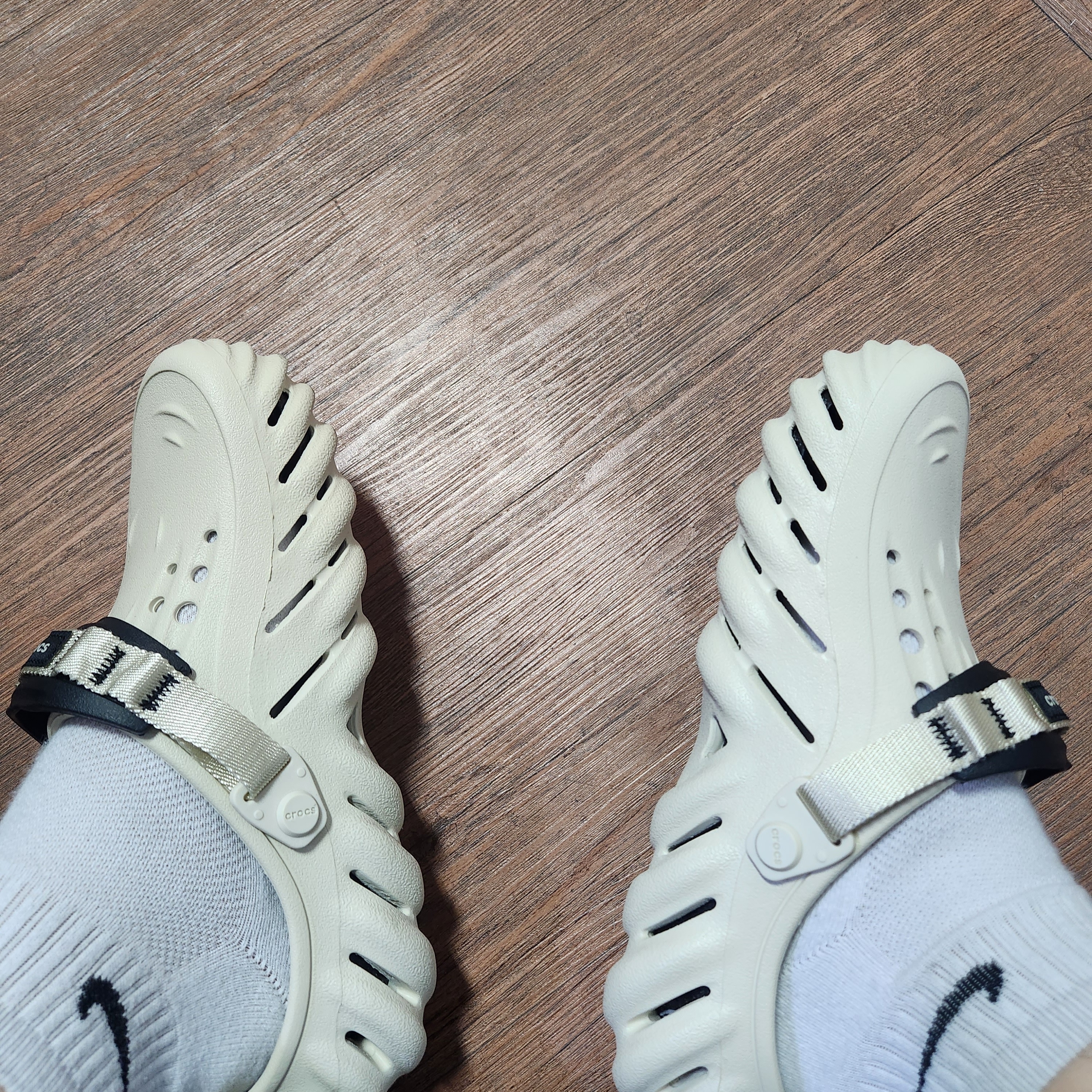 Crocs Echo Clog Bone Black 착용 스타일 - 2