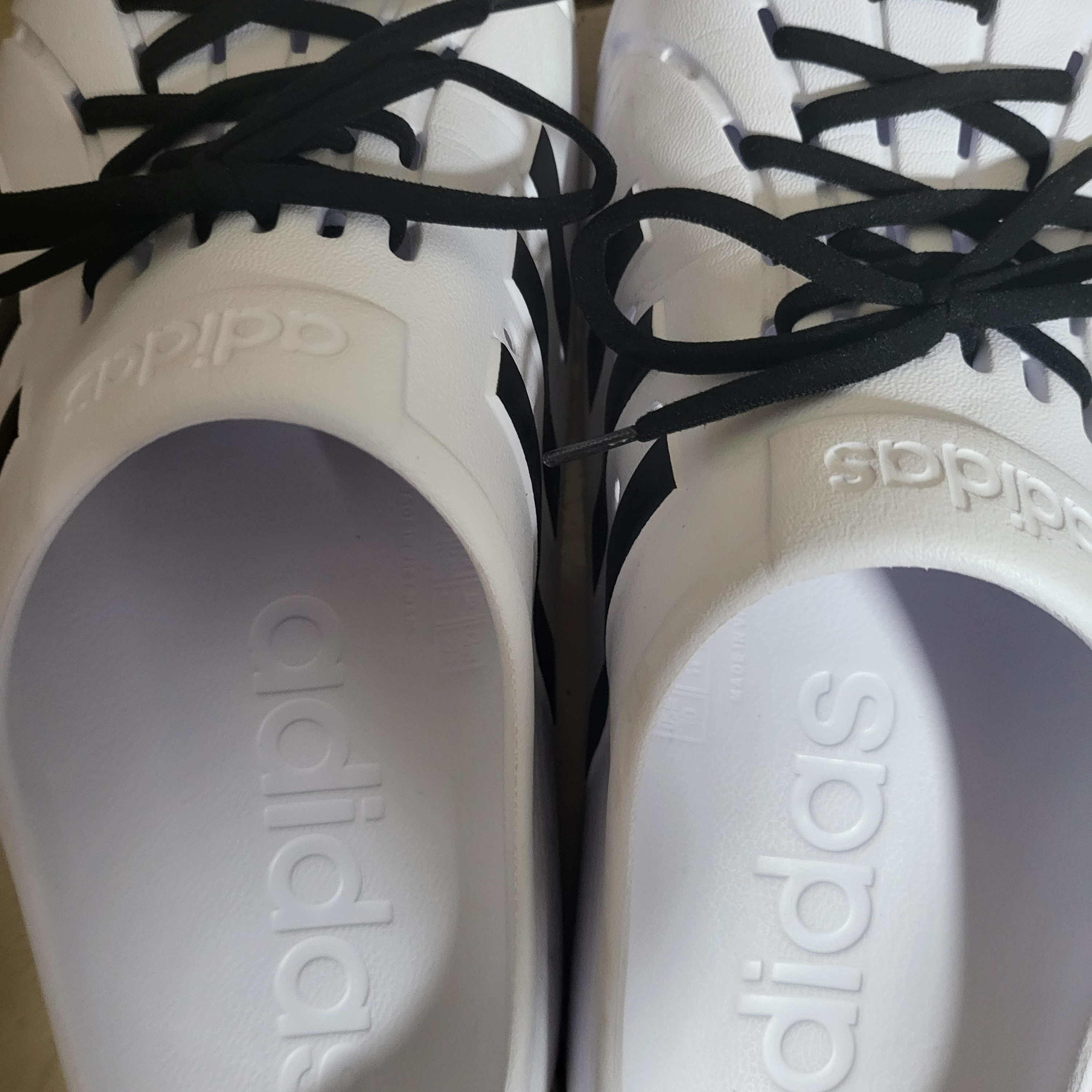 Adidas Adilette Clog White Black 착용 스타일