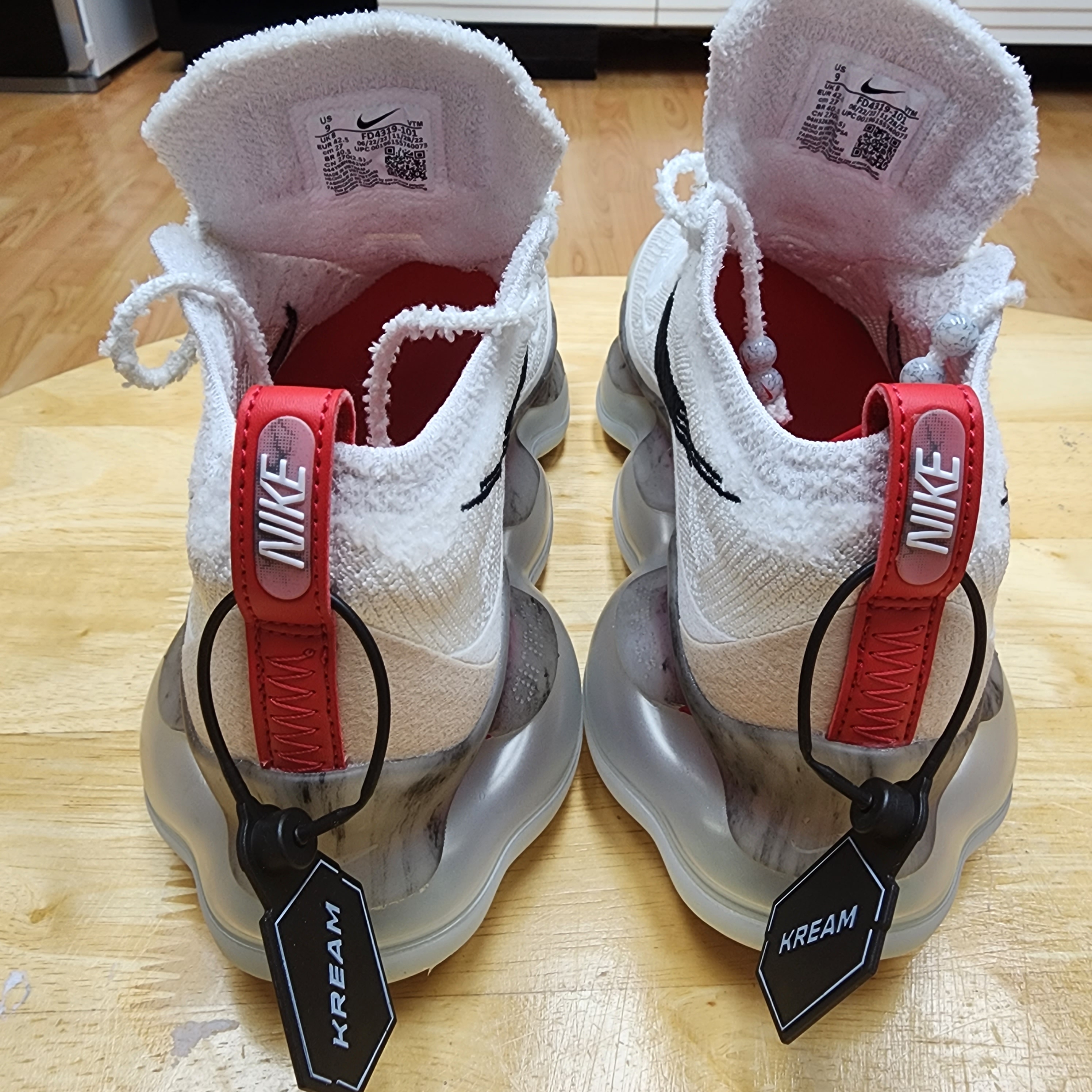 Nike Air Max Scorpion Flyknit Summit White 착용 스타일 - 3