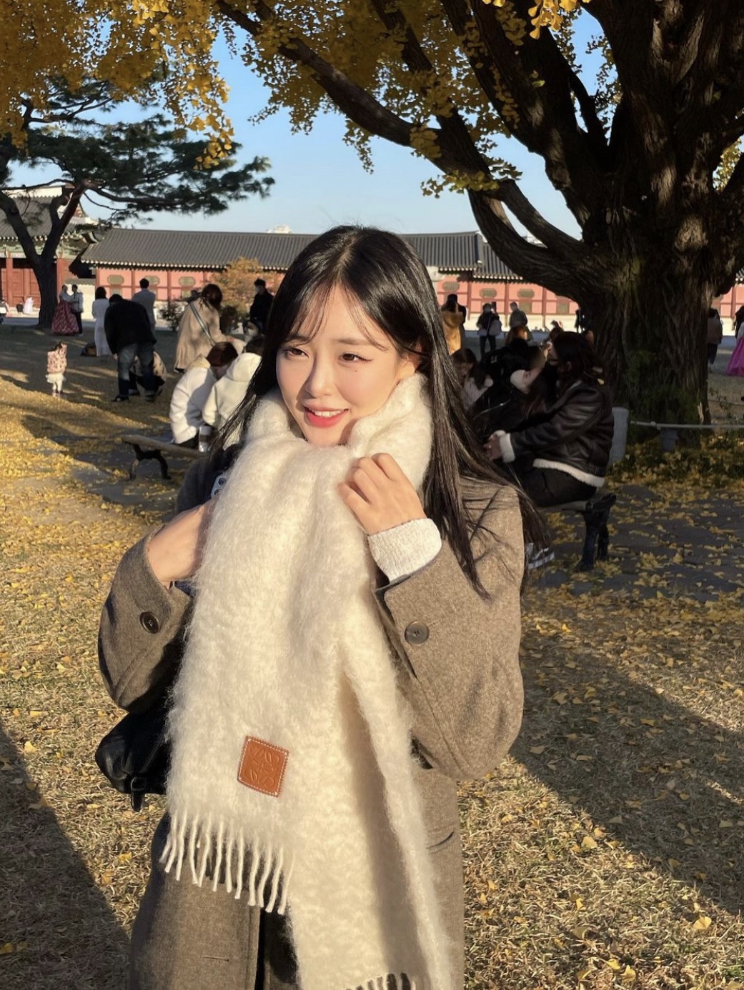 Loewe Wool and Mohair Muffler White, Loewe Wool and Mohair Stripe Muffler Green 착용 스타일