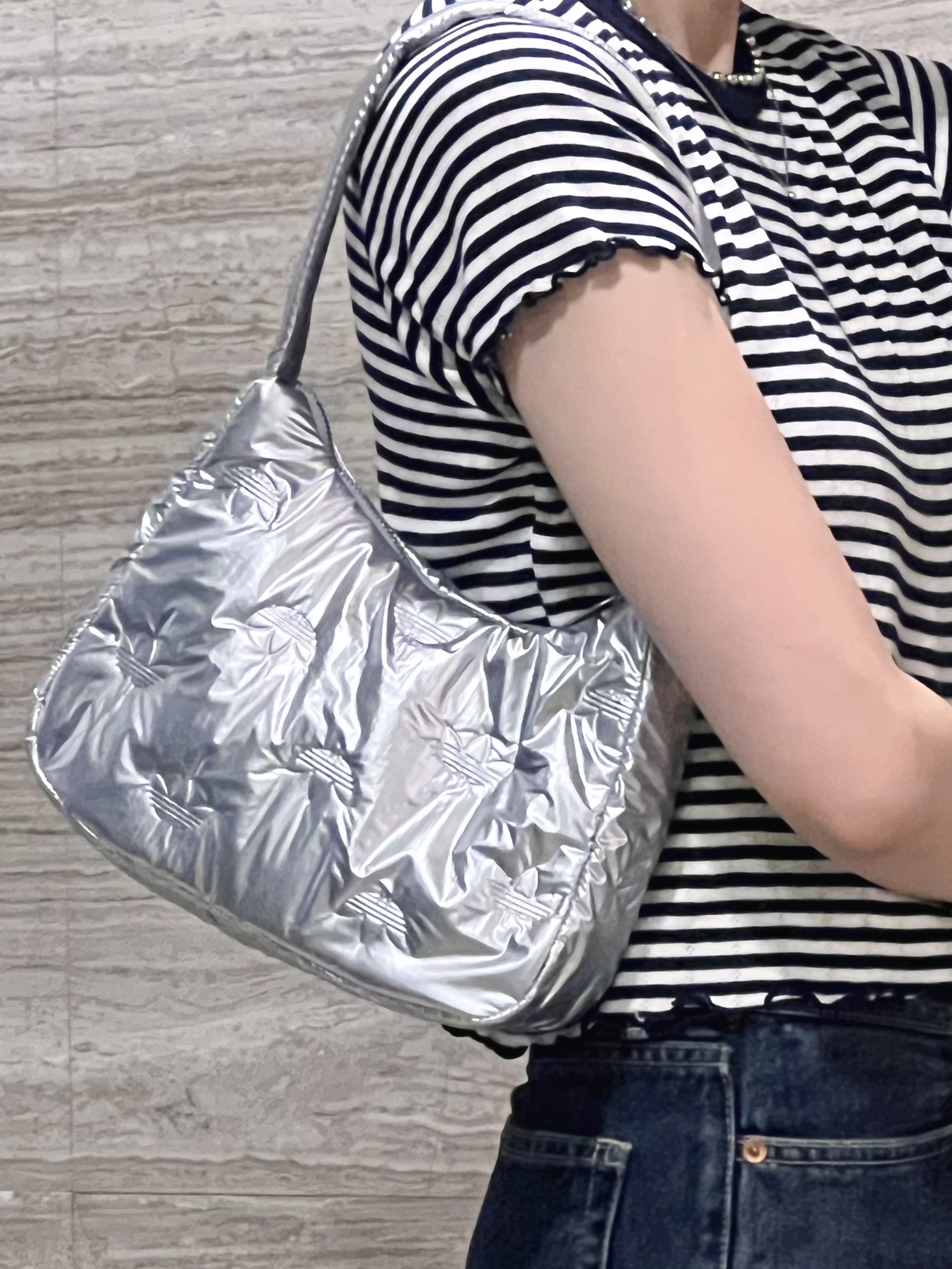 Adidas Puffy Satin Mini Shoulder Bag Silver Metallic 착용 스타일 - 1