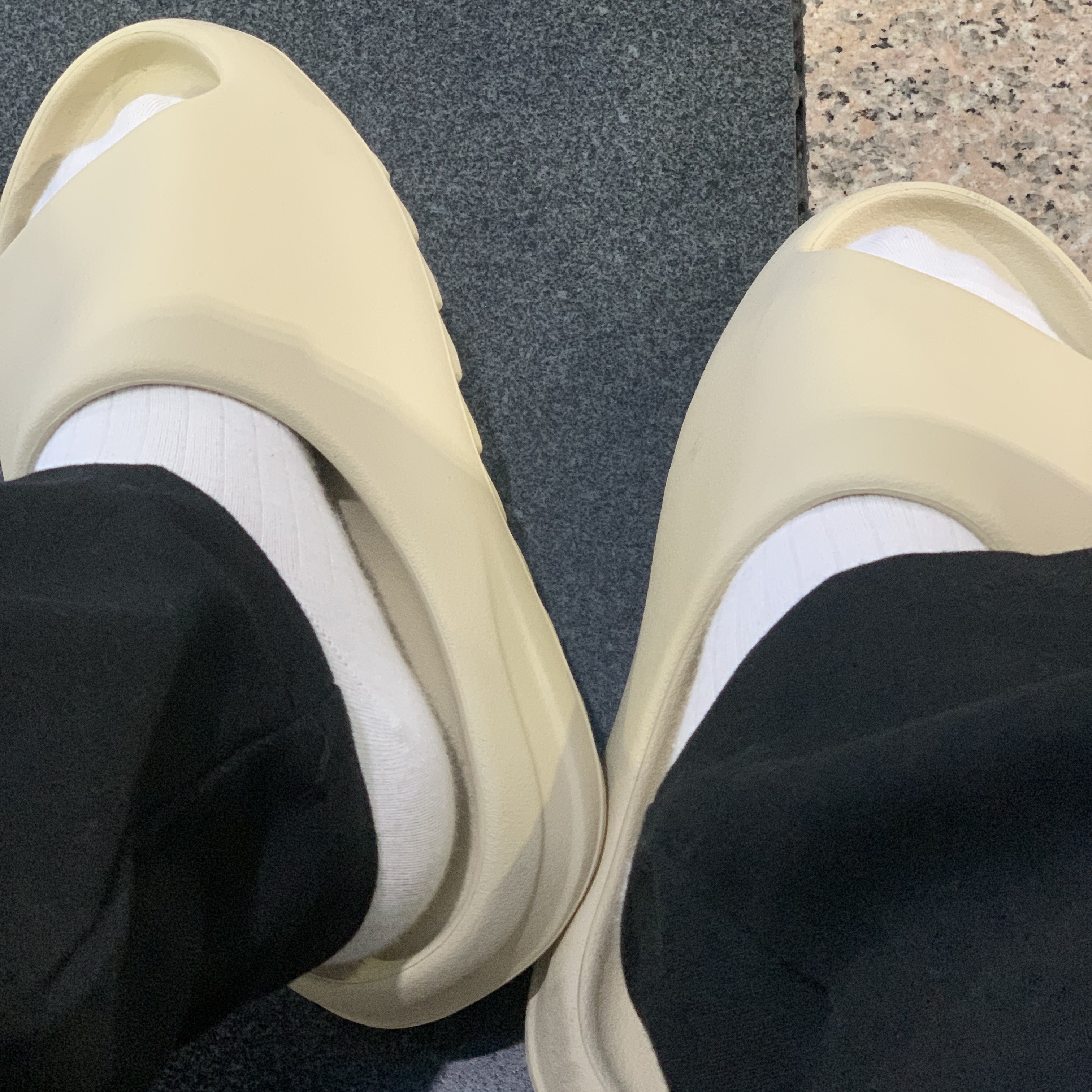 Adidas Yeezy Slide Bone 2022/2023 착용 스타일 - 2