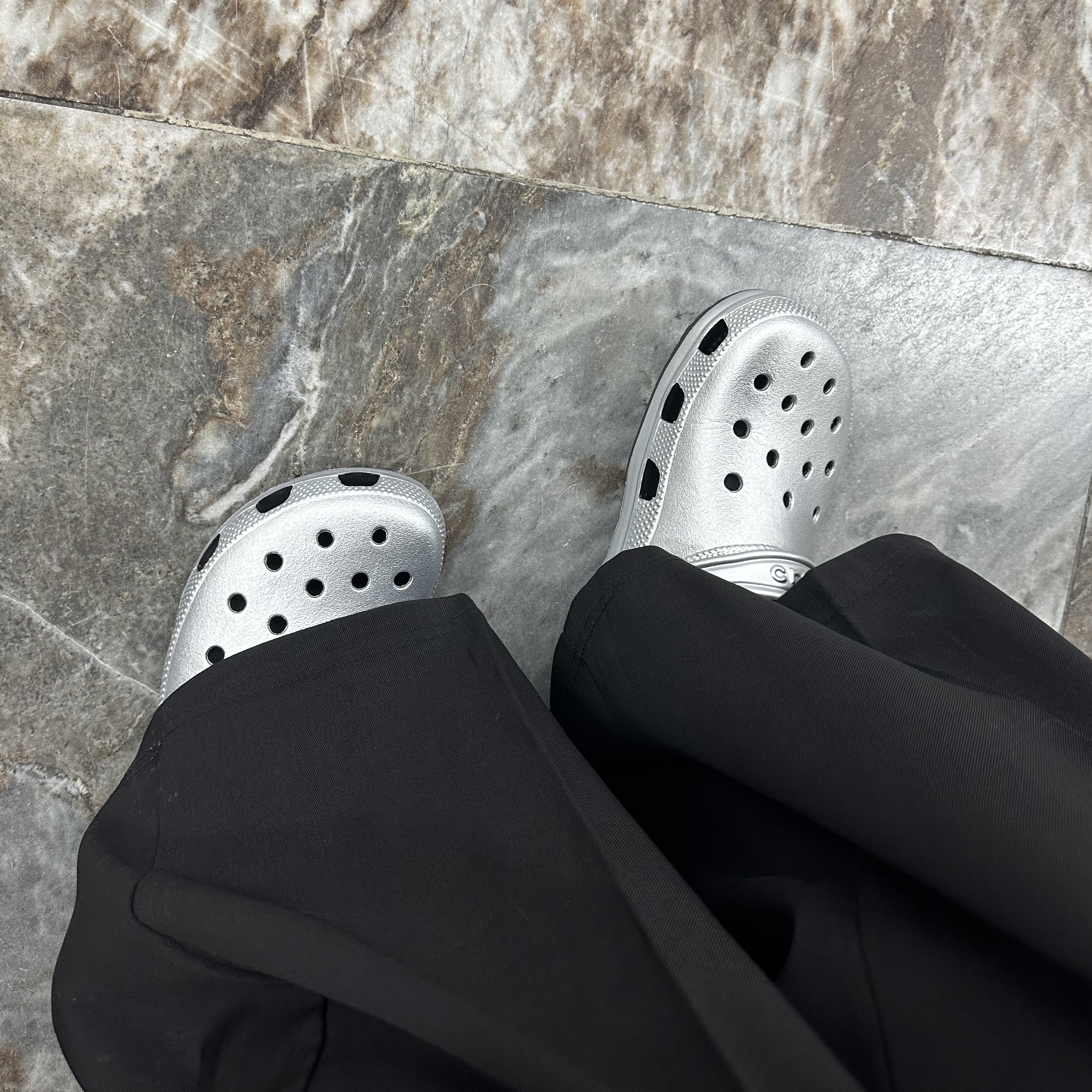 Crocs Classic Metallic Clog Silver 착용 스타일 - 1