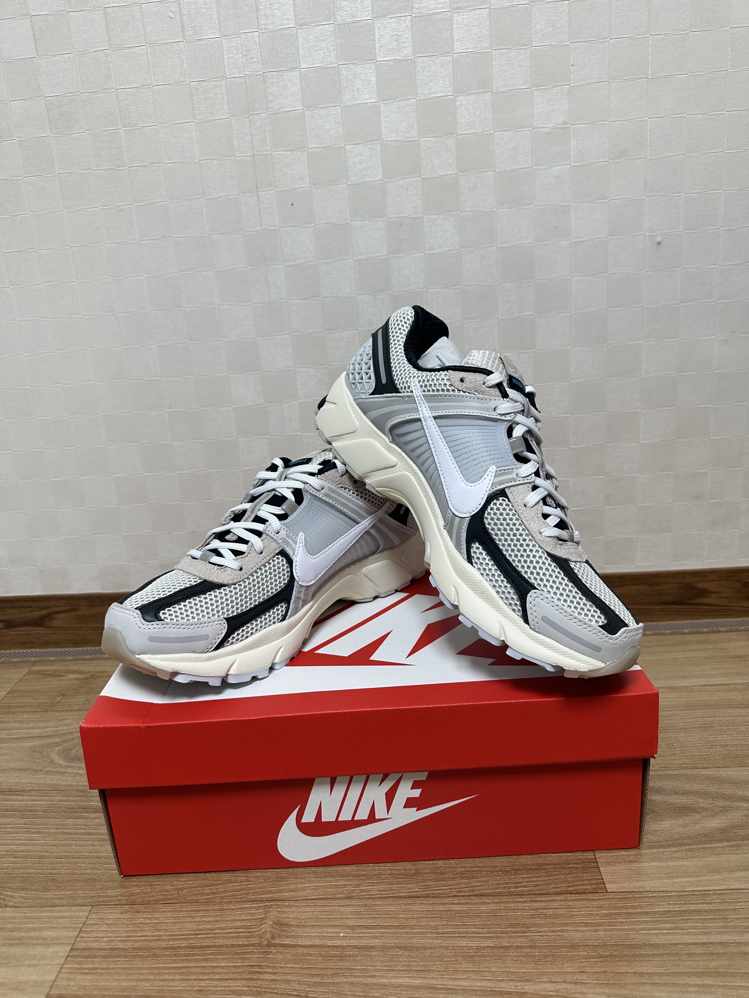 Nike Zoom Vomero 5 Light Bone and Black 착용 스타일