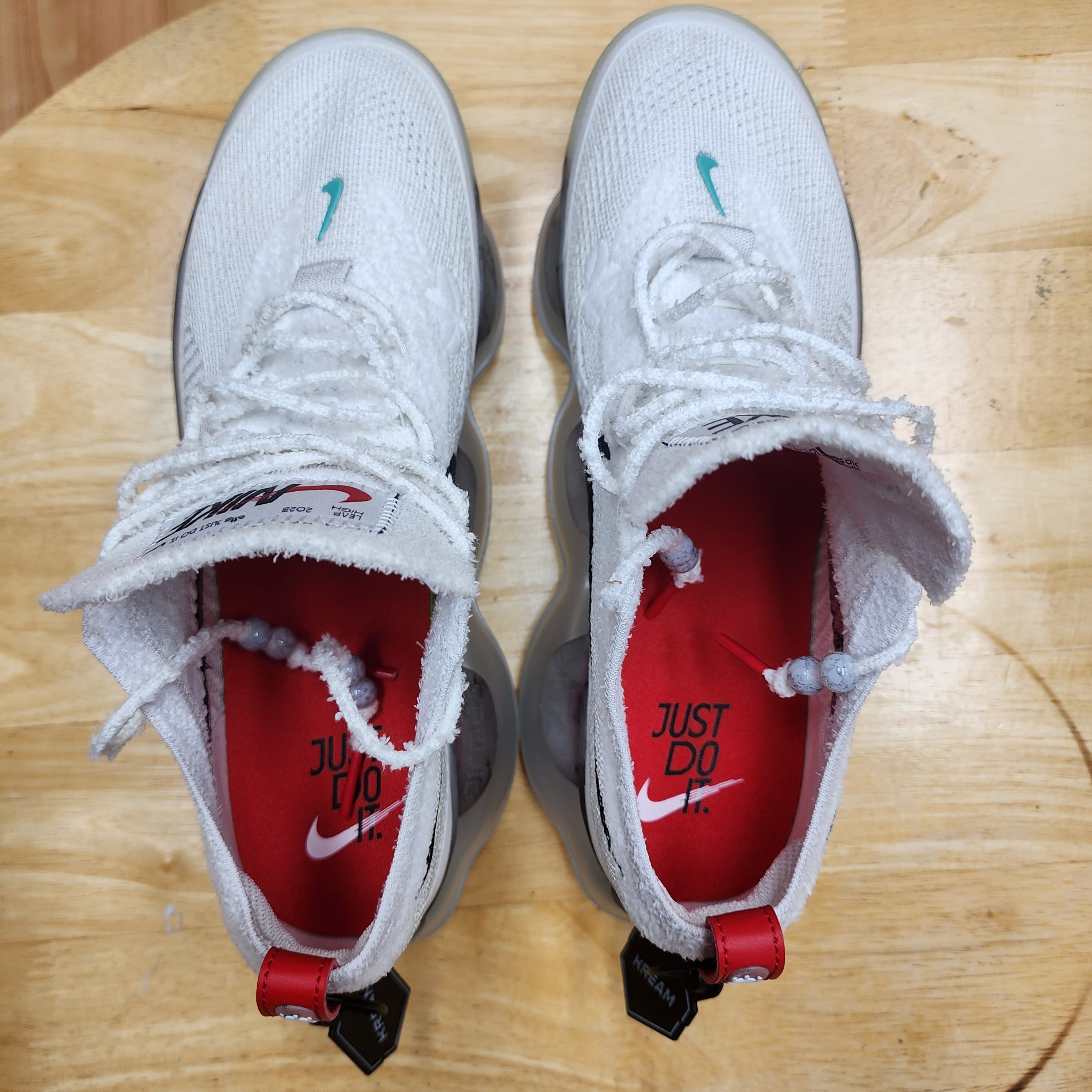 Nike Air Max Scorpion Flyknit Summit White 착용 스타일 - 4