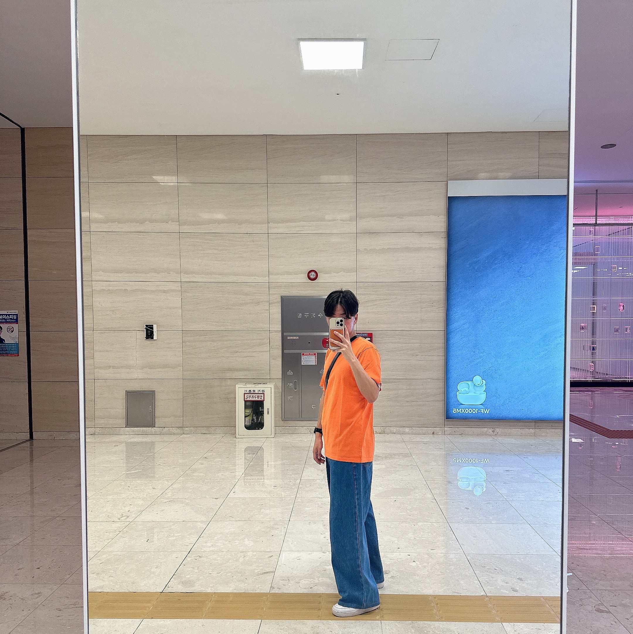 Maison Kitsune Chillax Fox Patch Classic T-Shirt Neon Orange 착용 스타일