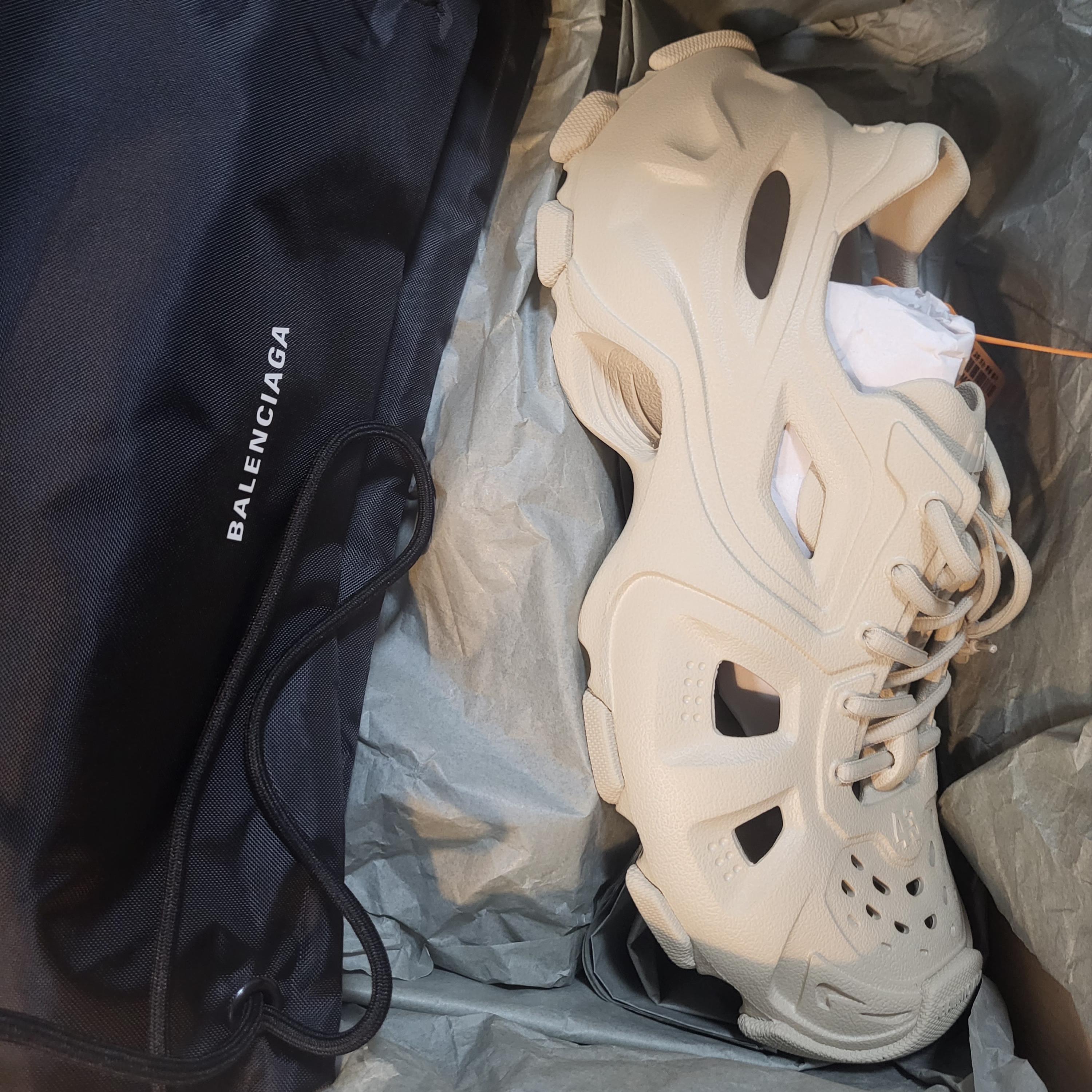 Balenciaga HD Lace-Up Sneakers Nude 착용 스타일