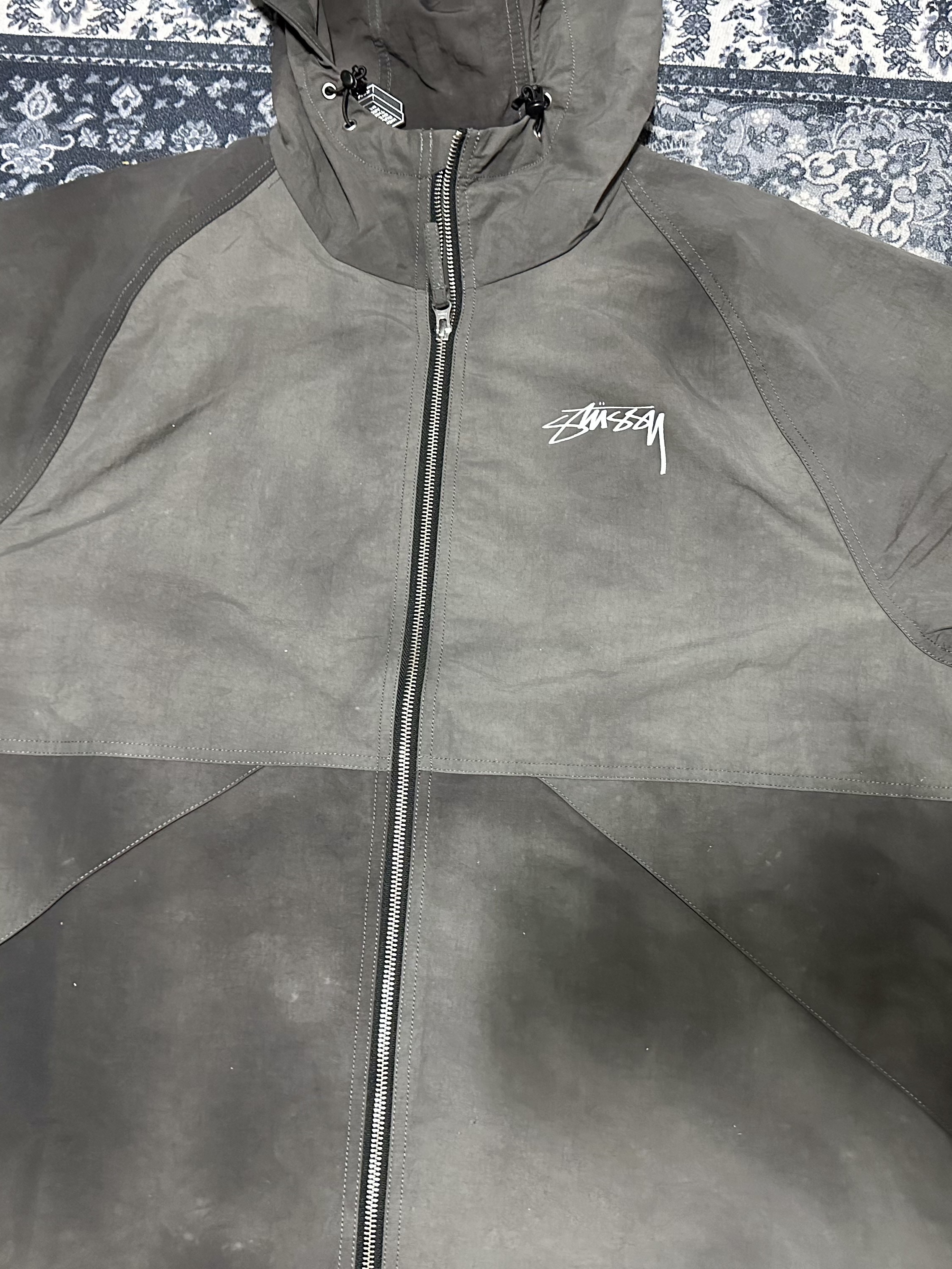 Stussy Wave Dye Beach Shell Jacket Black 착용 스타일 - 2