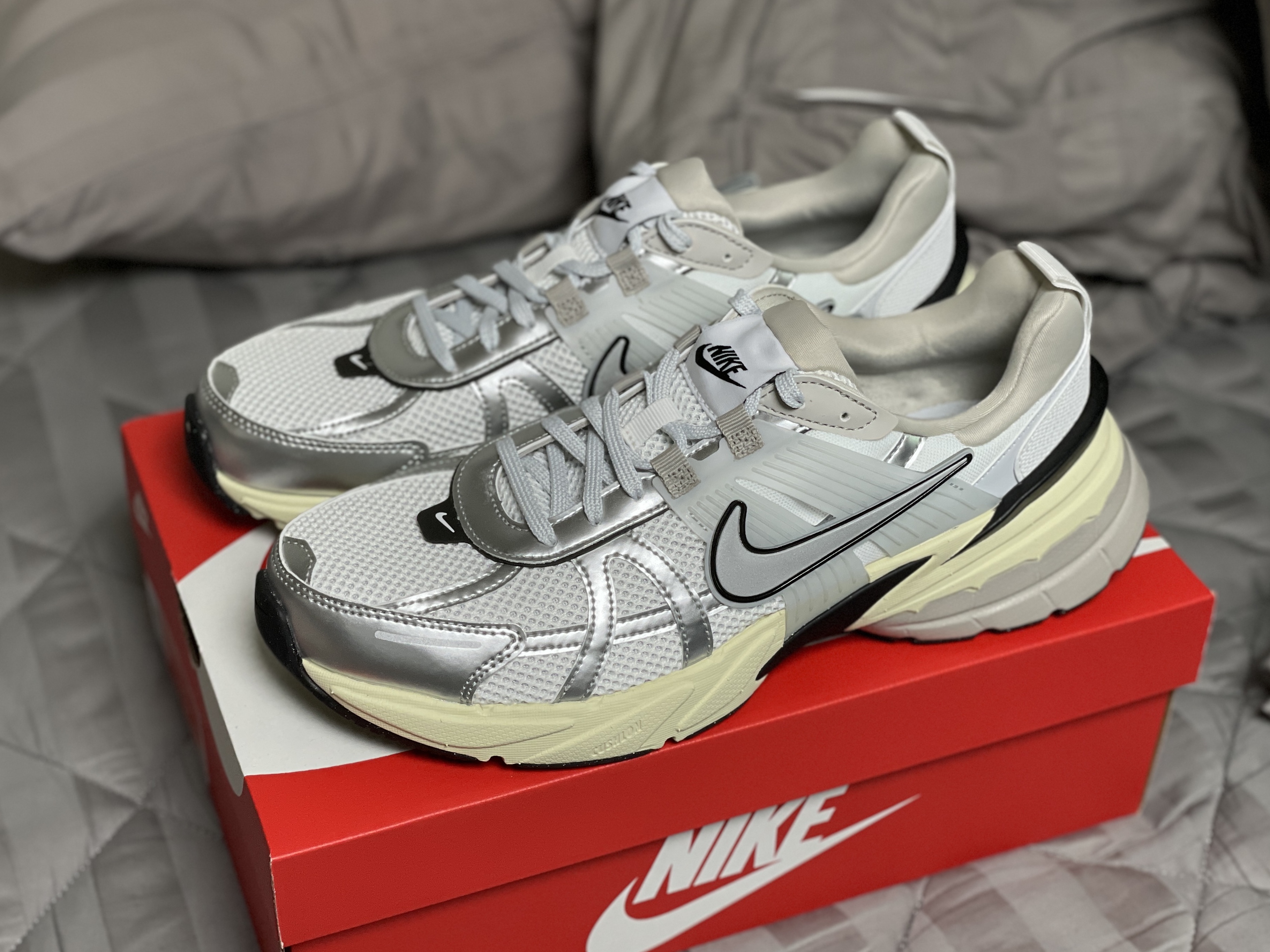 Nike V2K Run Summit White Metallic Silver 착용 스타일 - 1