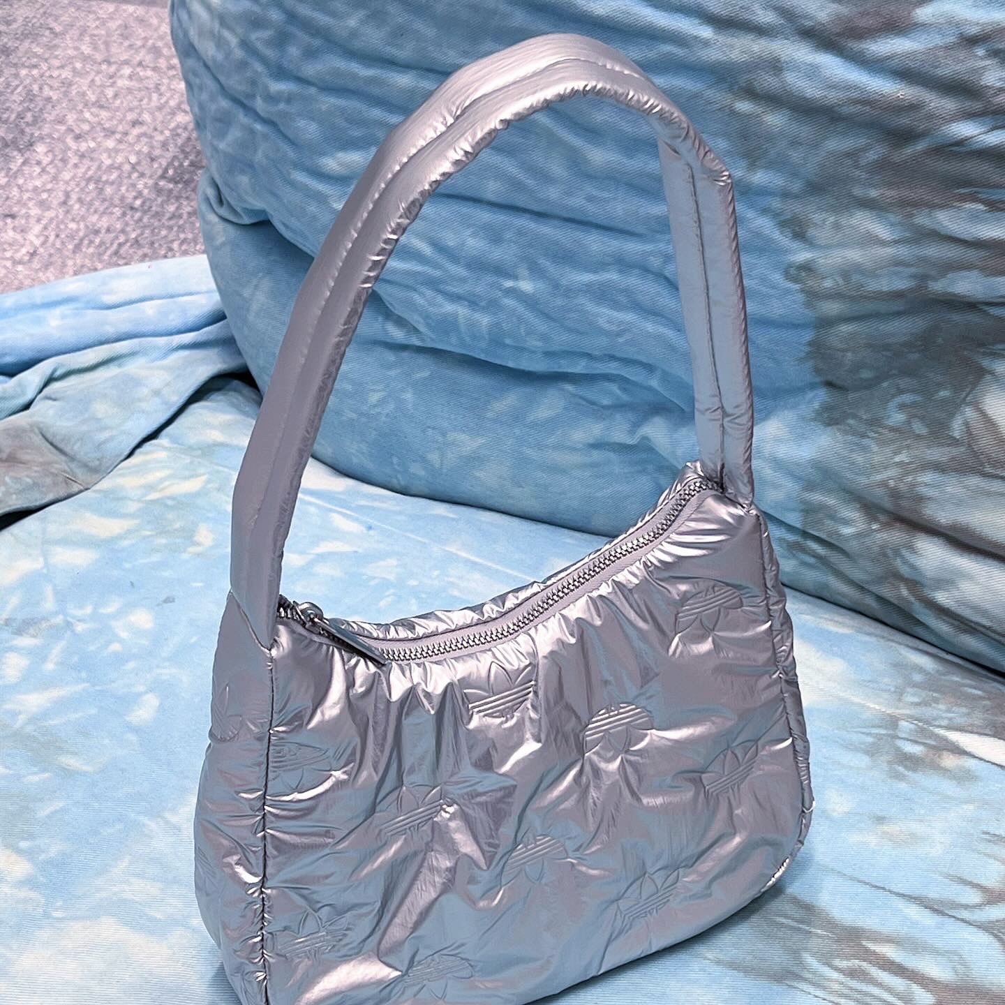 Adidas Puffy Satin Mini Shoulder Bag Silver Metallic 착용 스타일 - 2