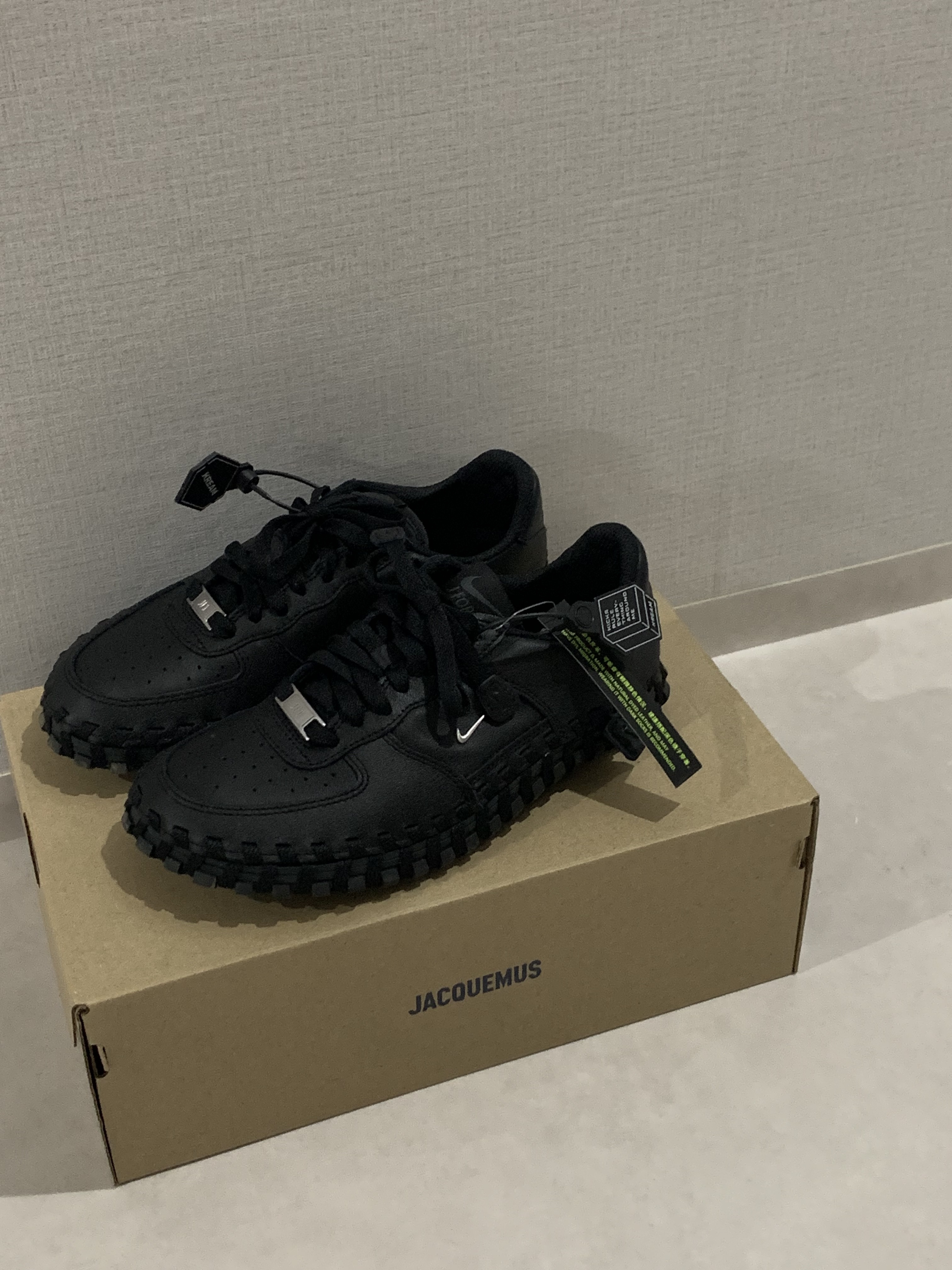 Nike x Jacquemus J Force 1 Low LX SP Black 착용 스타일 - 1