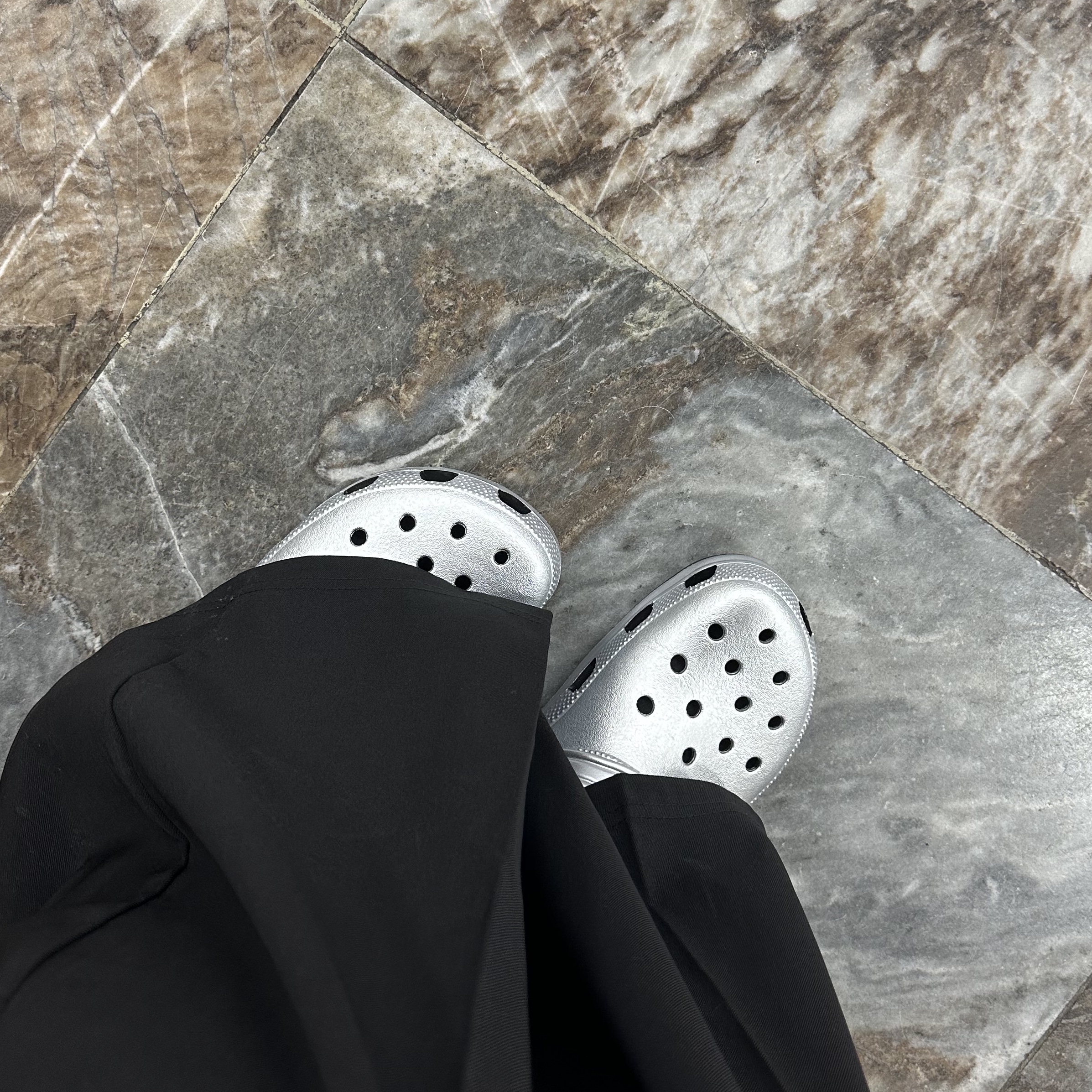 Crocs Classic Metallic Clog Silver 착용 스타일 - 2