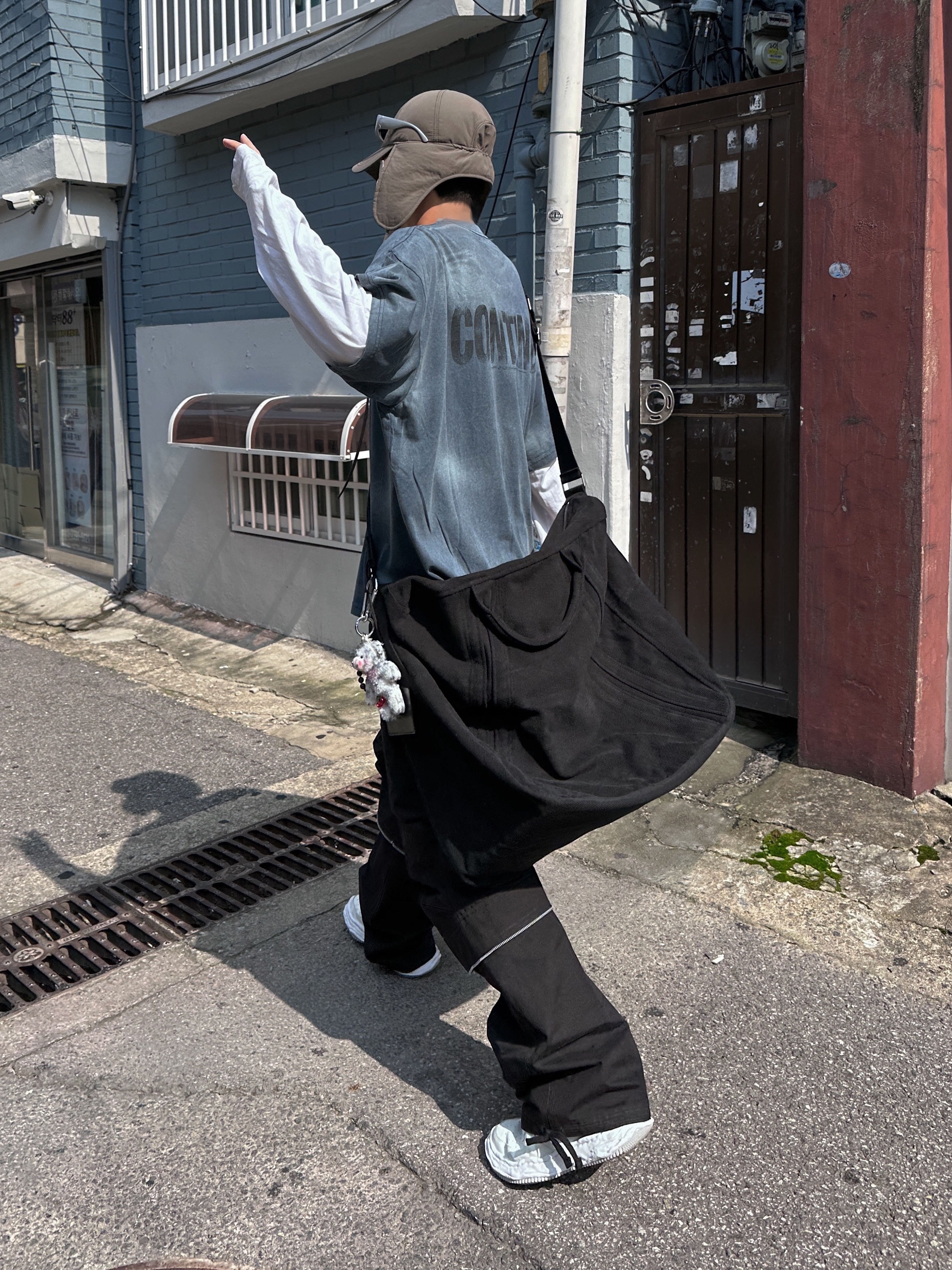Farfromwhat Far Wahsed Drift T-Shirt Navy, Farfromwhat Far Round Cargo Pants Black 착용 스타일 - 3