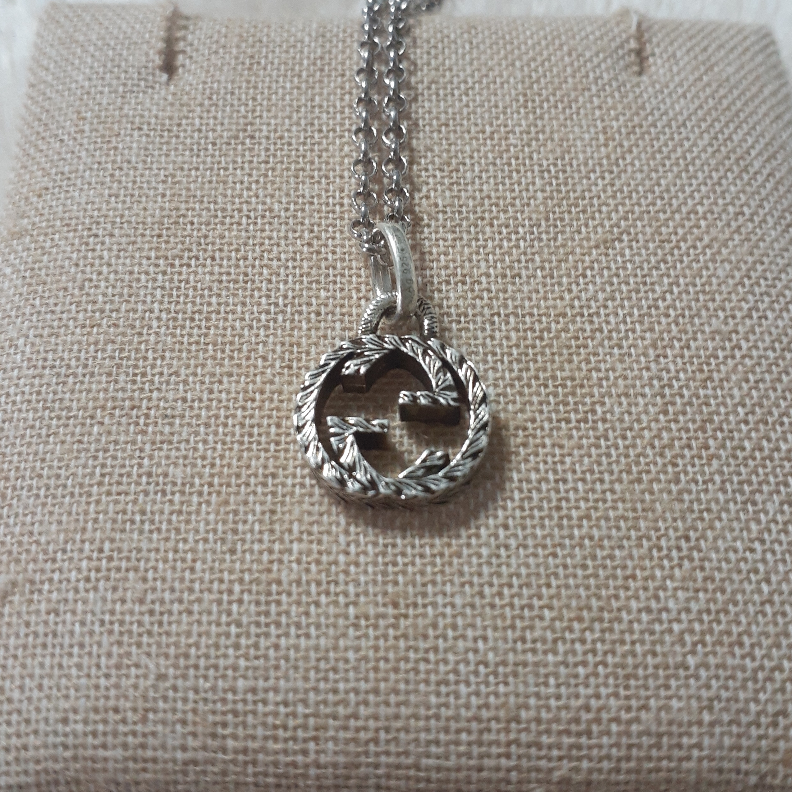 Gucci Interlocking G Pendant Necklace Silver 착용 스타일 - 1