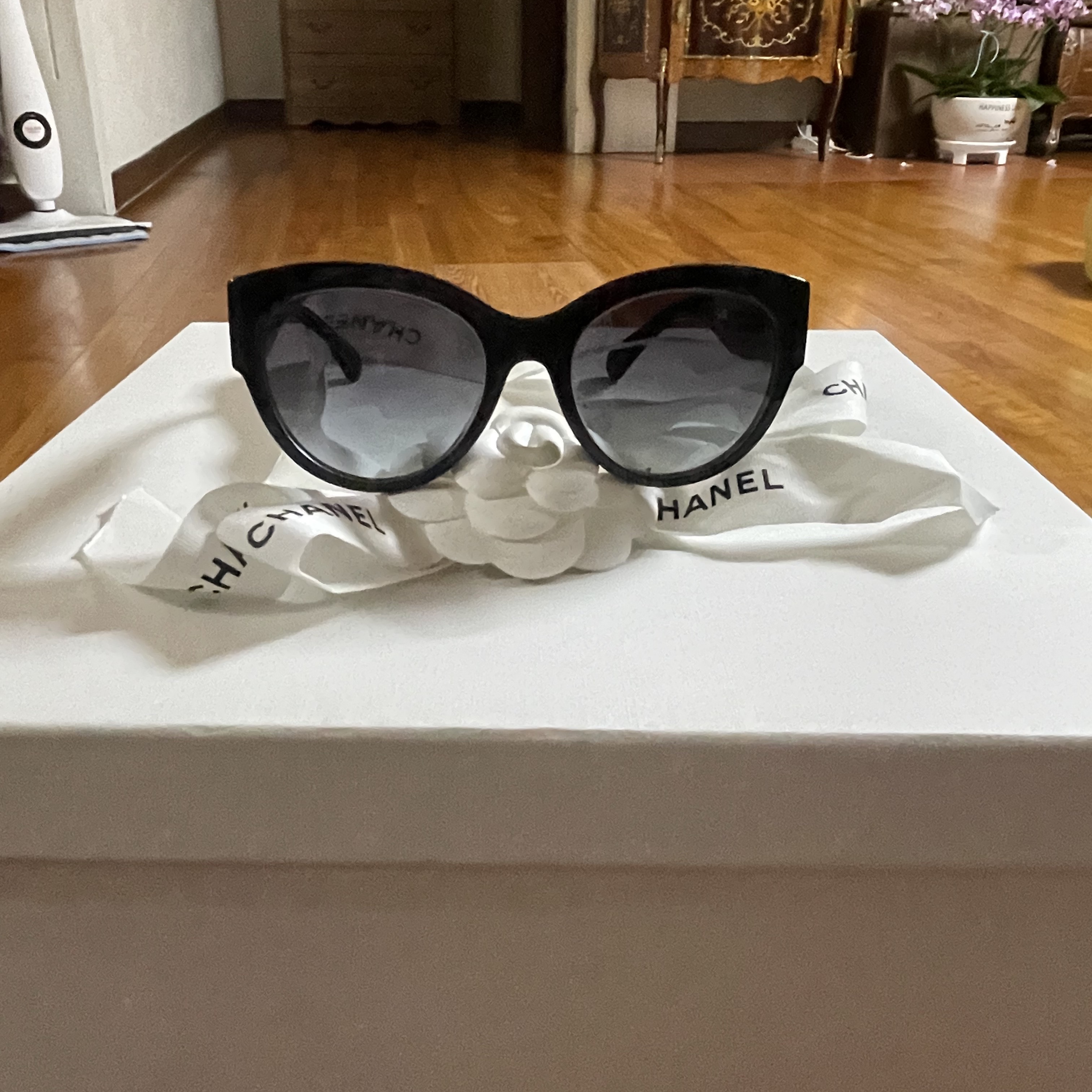 Chanel Butterfly Sunglasses Acetate & Black Gold Frame Grey Gradient Lenses Asian Fit 착용 스타일 - 1
