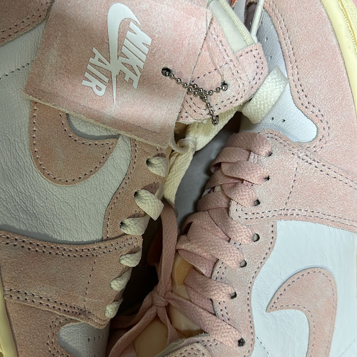(W) Jordan 1 Retro High OG Coconut Milk and Sail 착용 스타일 - 2