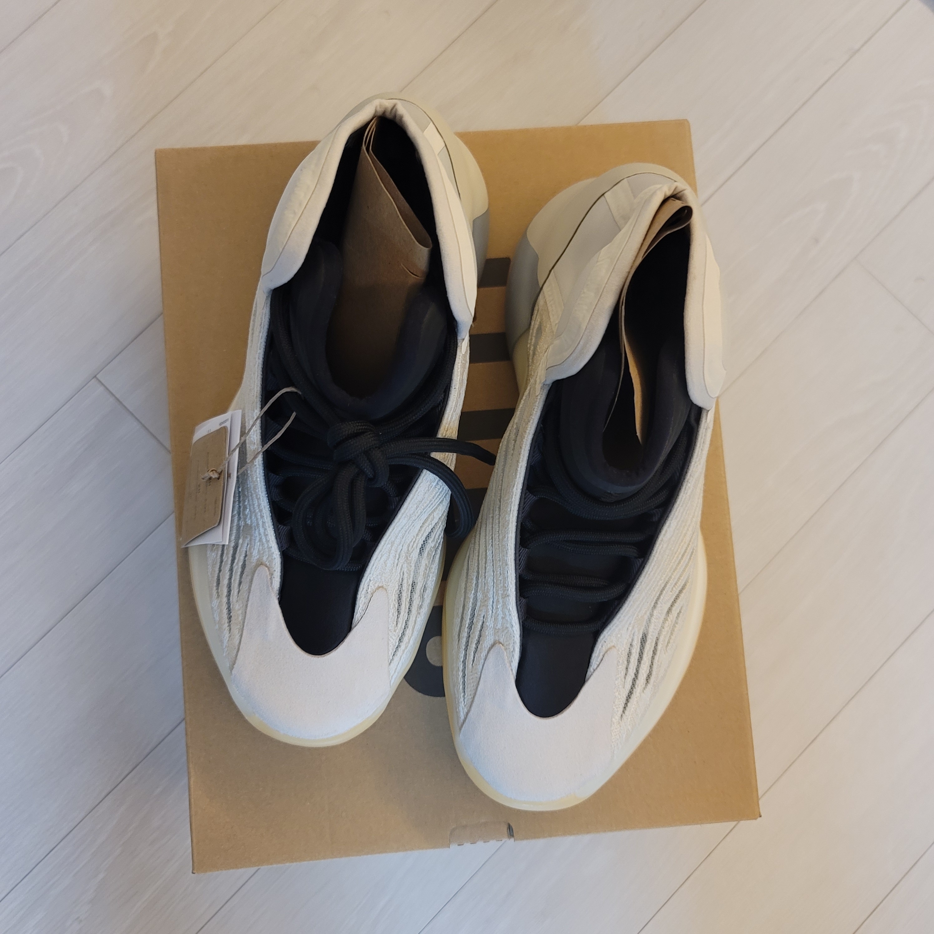 Adidas Yeezy QNTM Mist Slate 착용 스타일 - 2