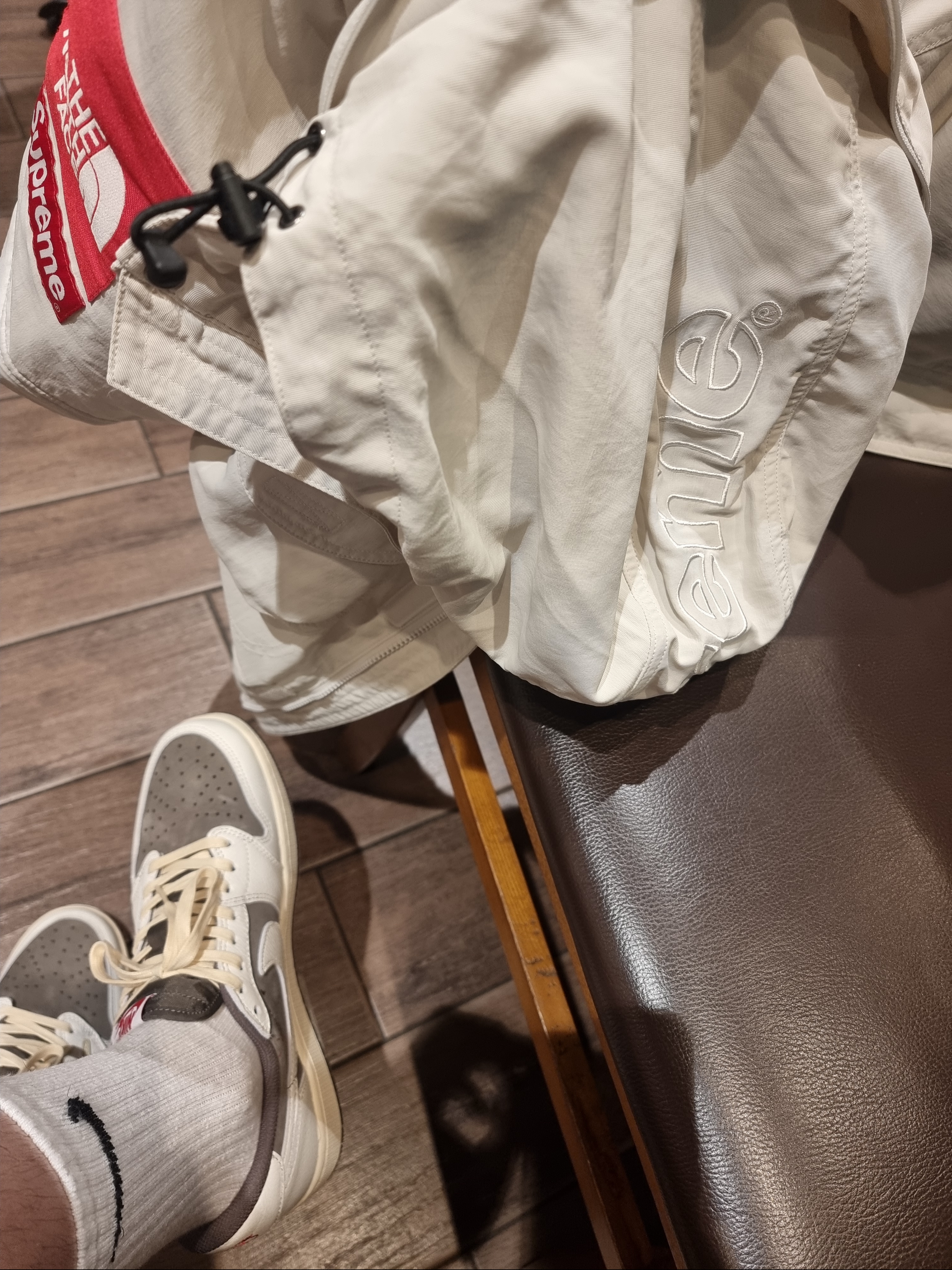 Jordan 1 x Travis Scott Retro Low OG SP Sail and Ridgerock, Supreme x The North Face Trekking Convertible Jacket Stone - 22SS 착용 스타일