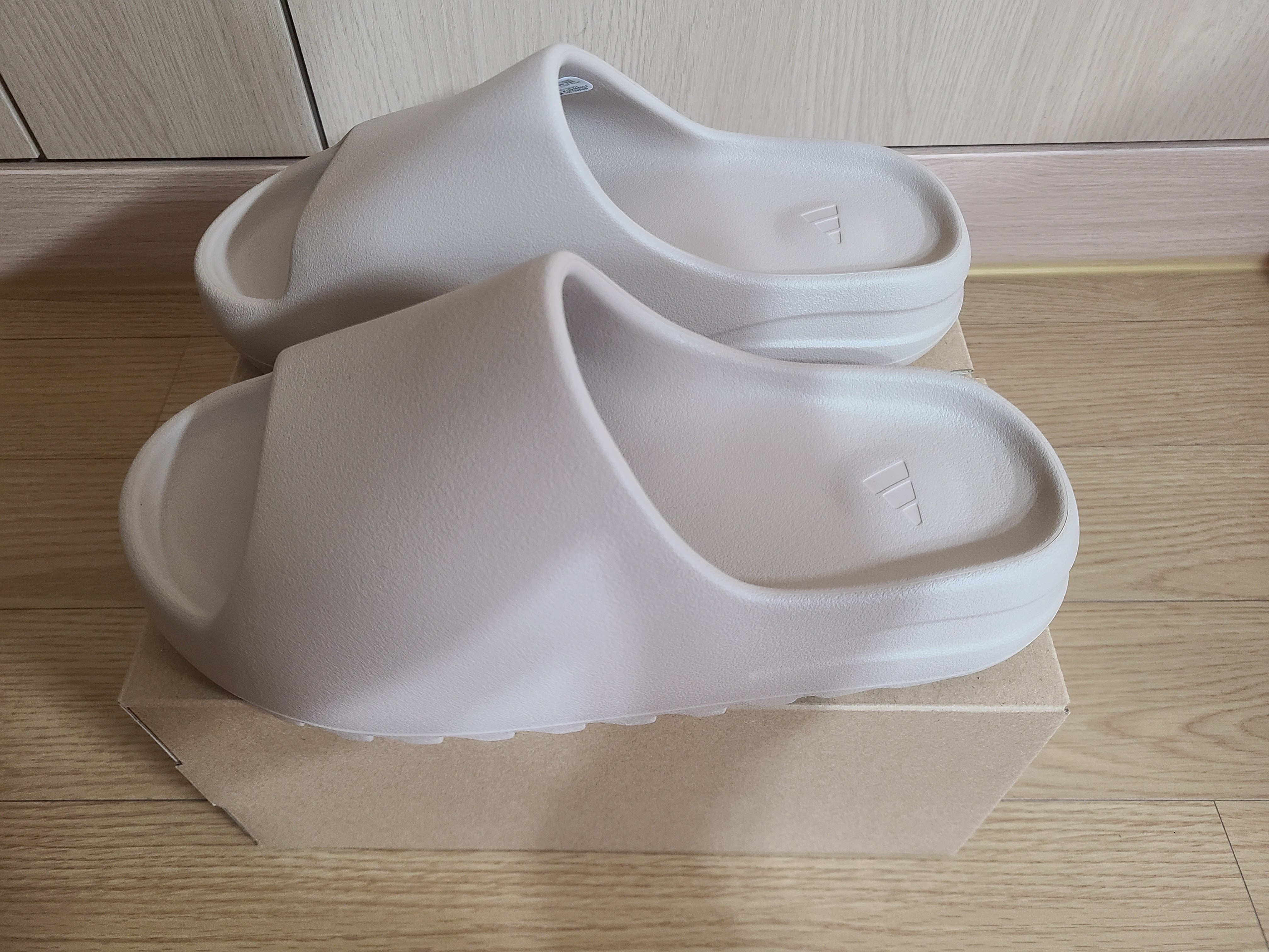 Adidas Yeezy Slide Pure - Re-Release Ver. 착용 스타일