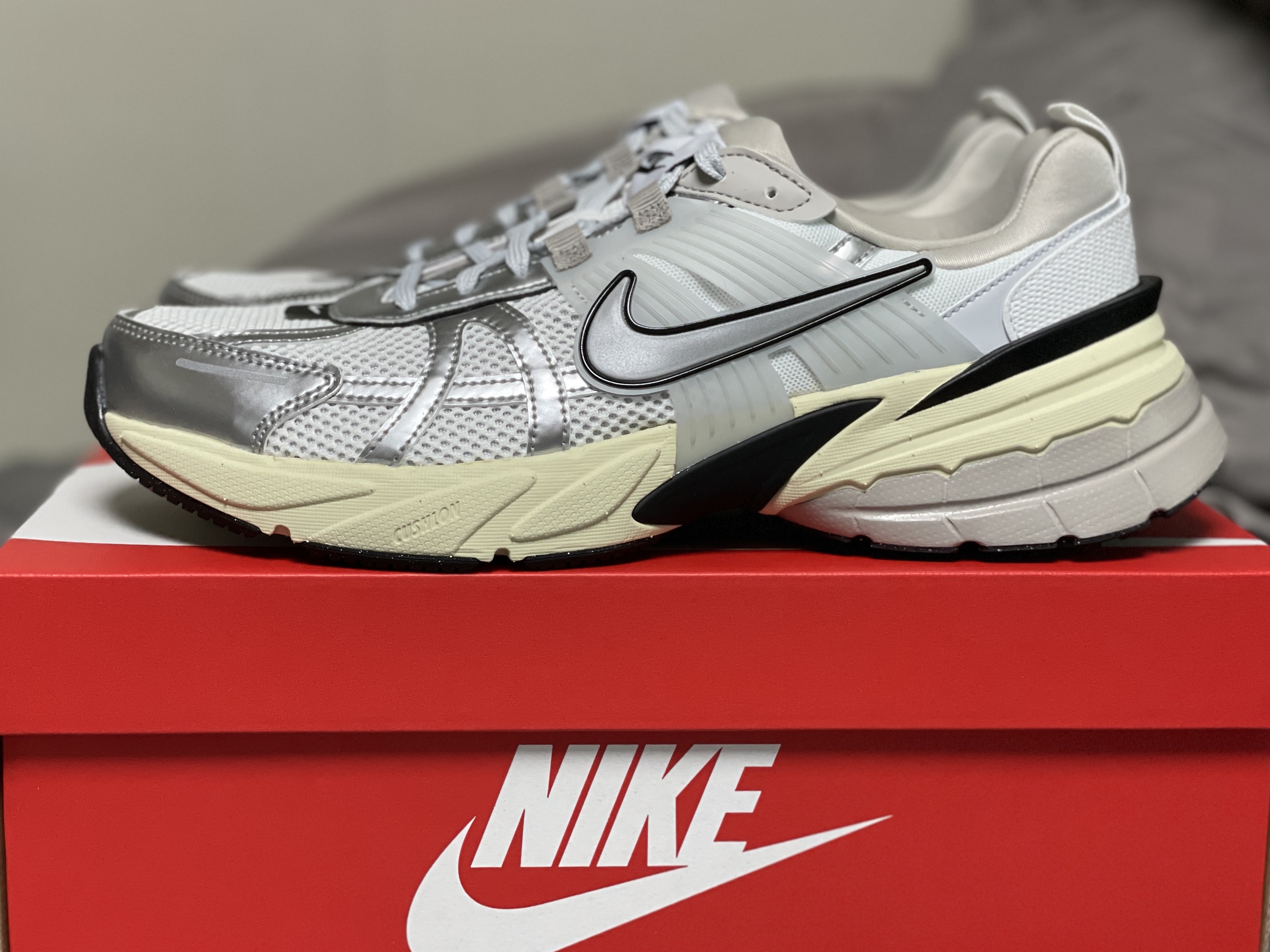 Nike V2K Run Summit White Metallic Silver 착용 스타일 - 2