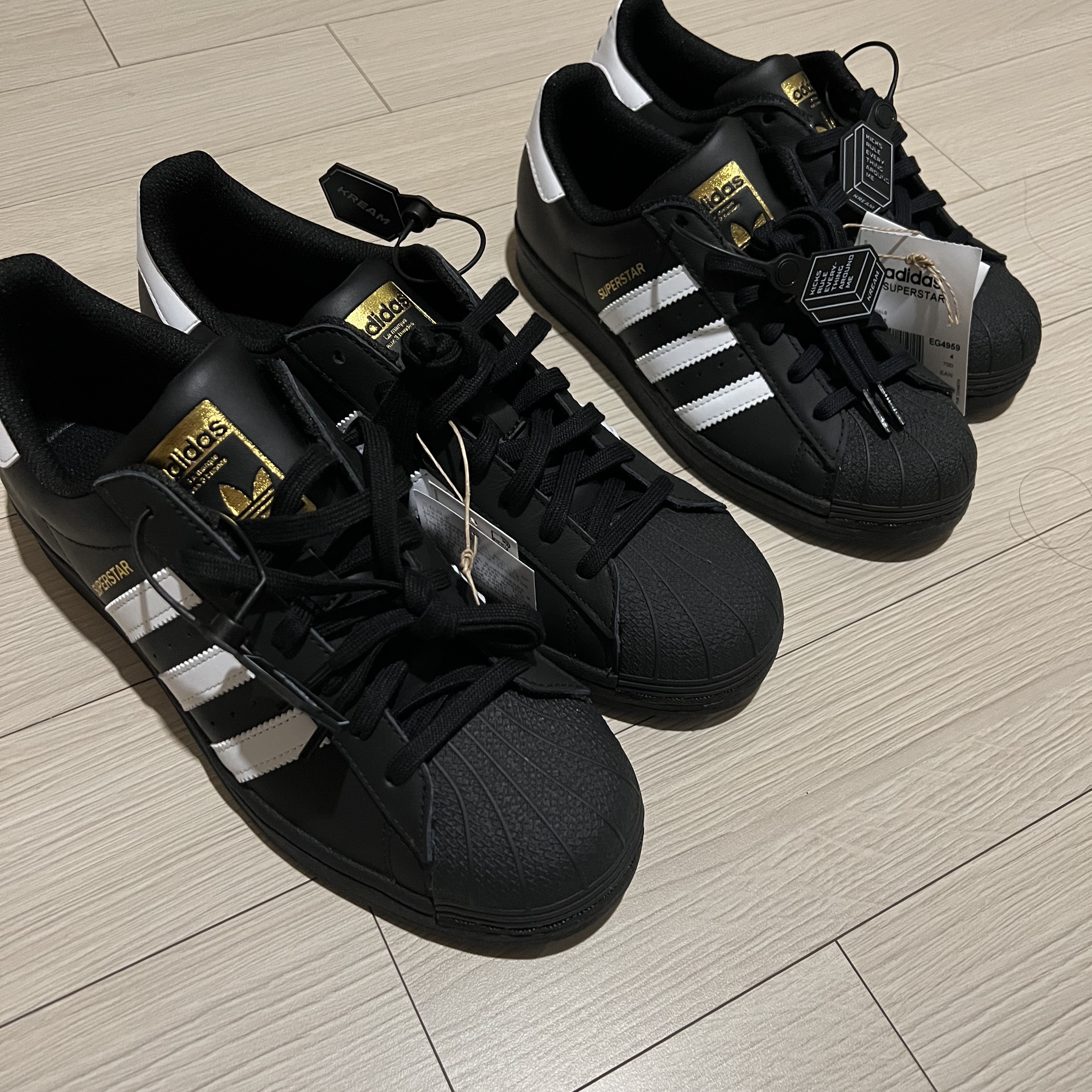 Adidas Superstar Core Black White 착용 스타일 - 1