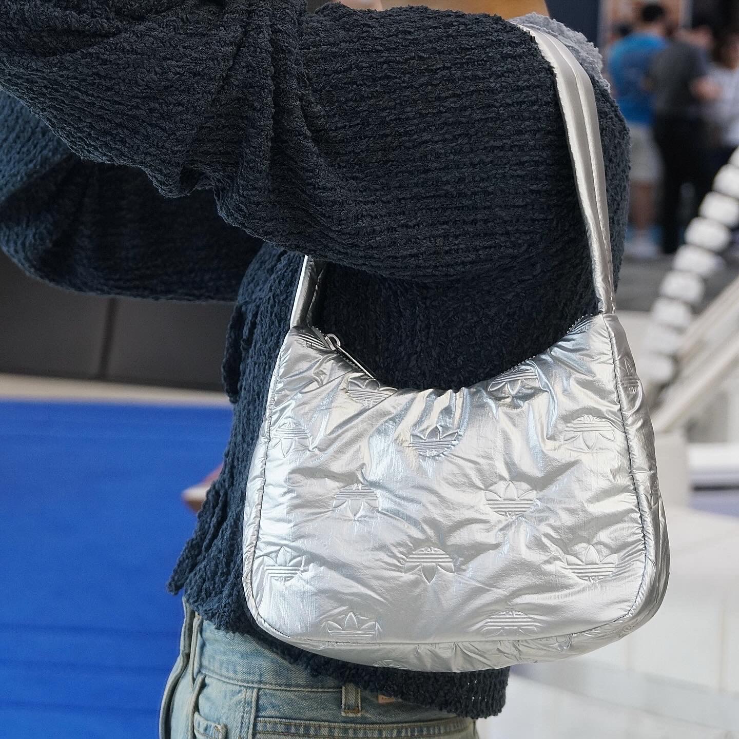 Adidas Puffy Satin Mini Shoulder Bag Silver Metallic 착용 스타일 - 1
