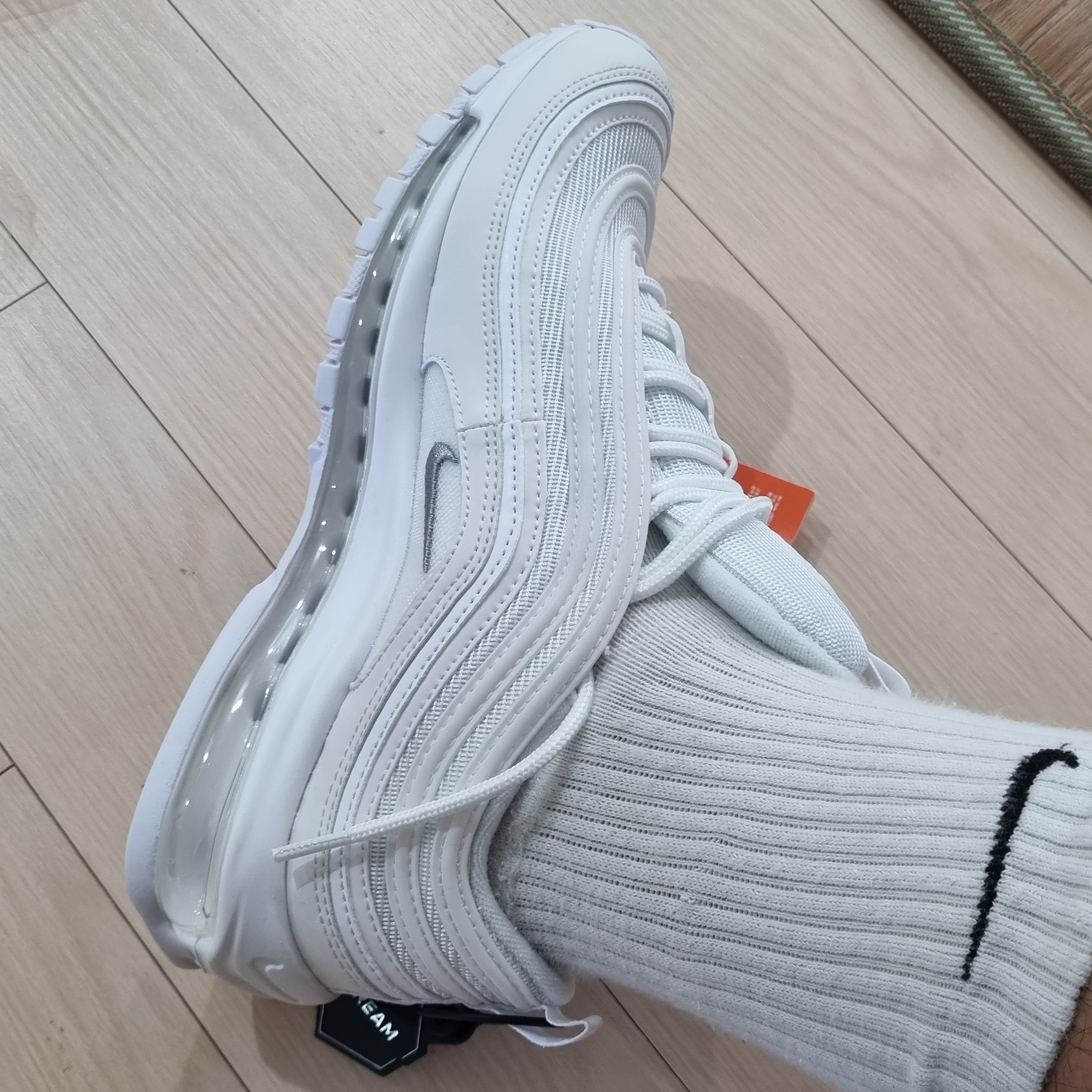 Nike Air Max 97 Triple White Wolf Grey 착용 스타일 - 1