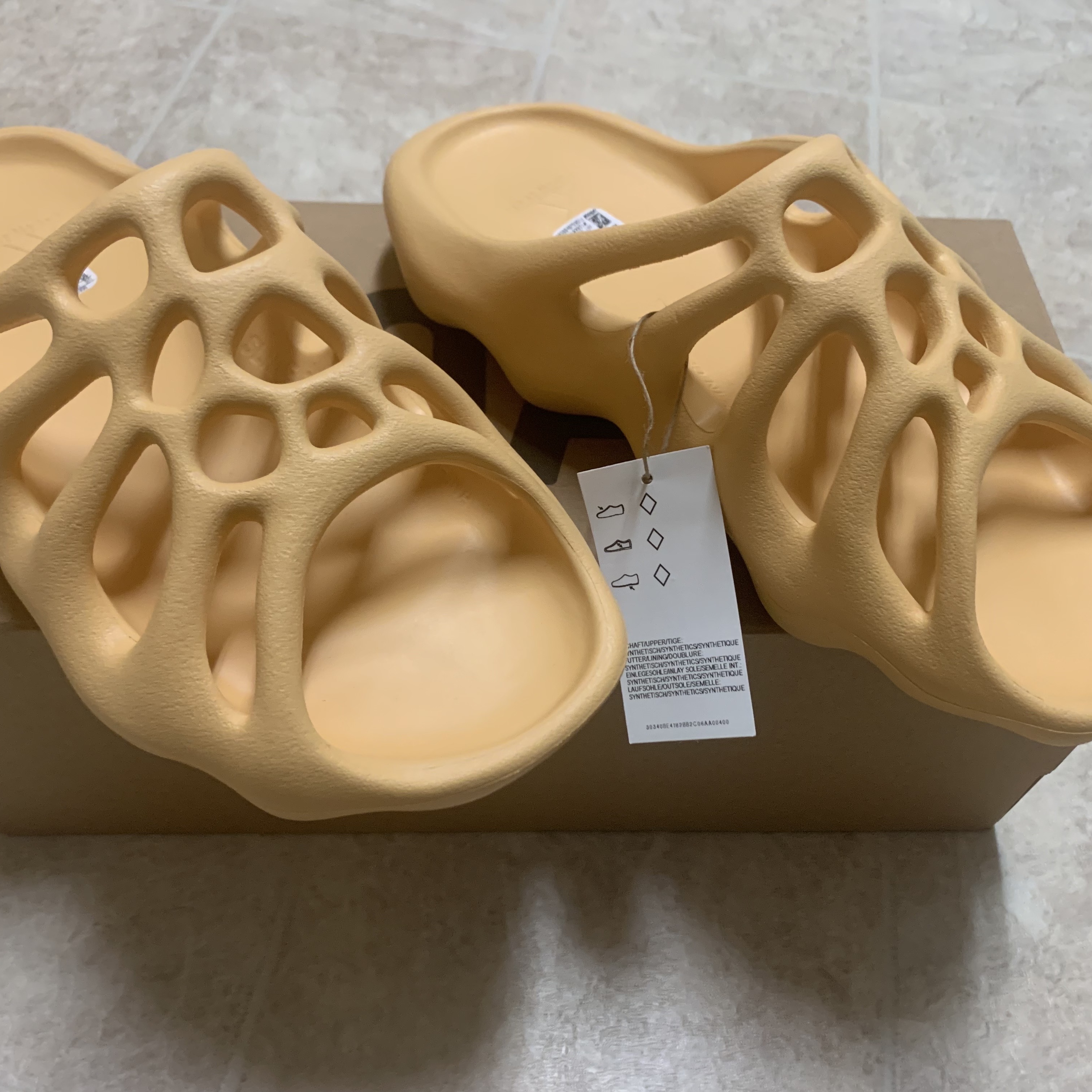 Adidas Yeezy 450 Slide Cream 착용 스타일
