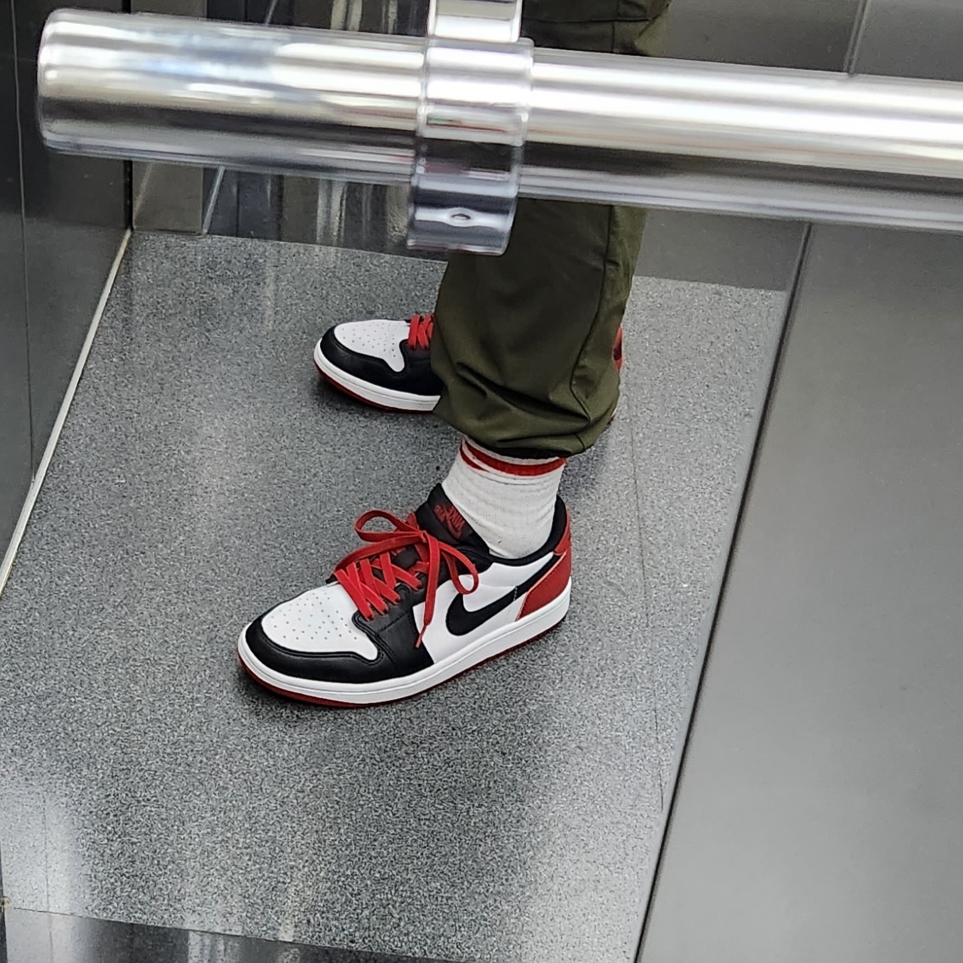Jordan 1 Retro Low OG Black Toe 착용 스타일 - 2