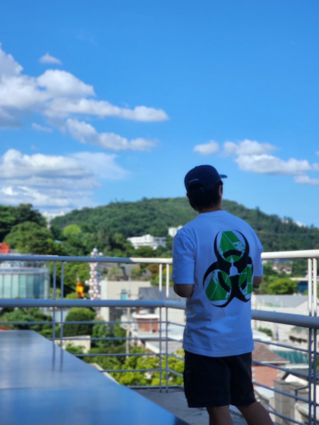 Palace Bio Hazard T-Shirt White - 21SS, Supreme Pigment Print S Logo 6-Panel Indigo - 22FW 착용 스타일