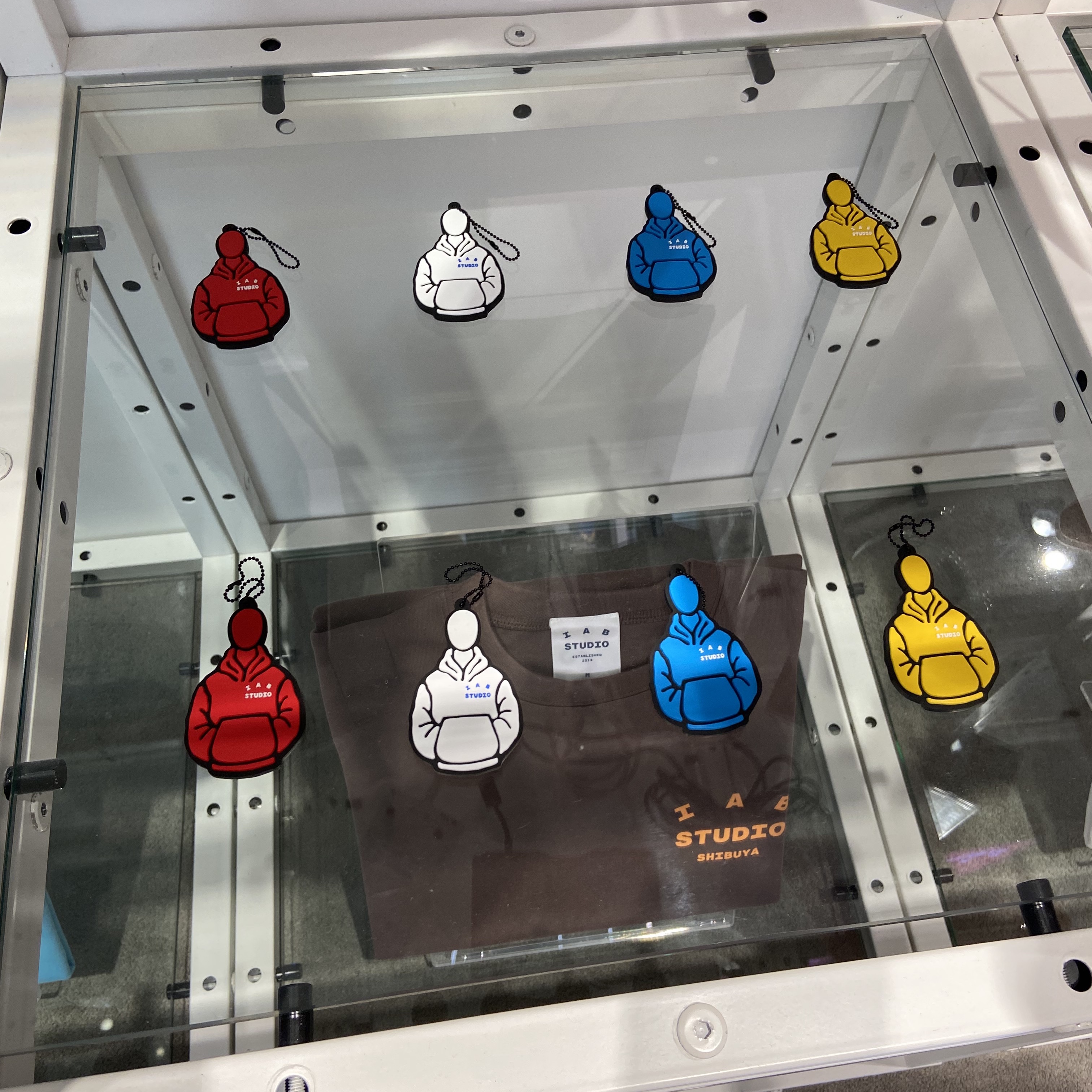 IAB Studio Hoodie Keyring White, IAB Studio Hoodie Keyring Yellow 착용 스타일