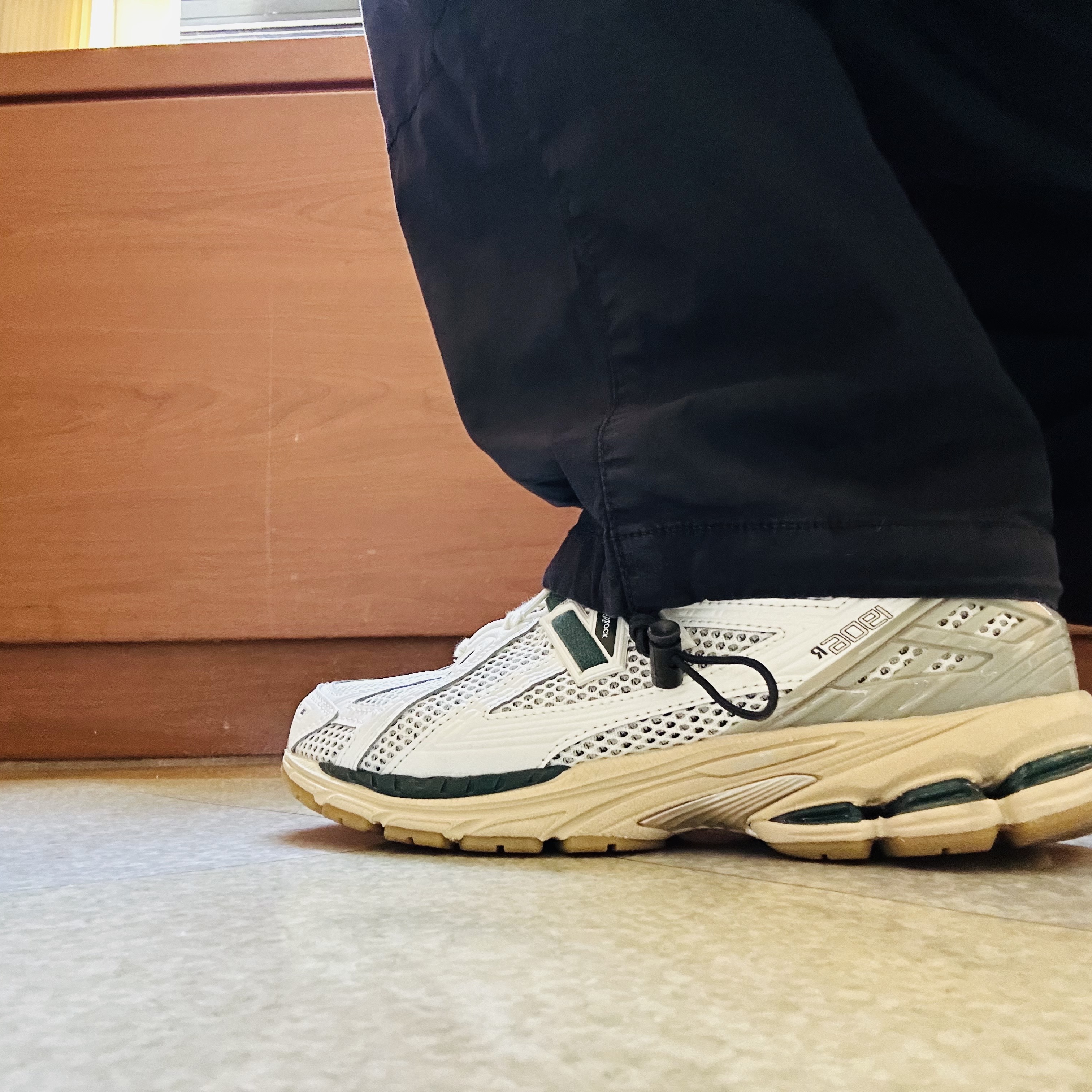 New Balance 1906R Silver Green 착용 스타일 - 1