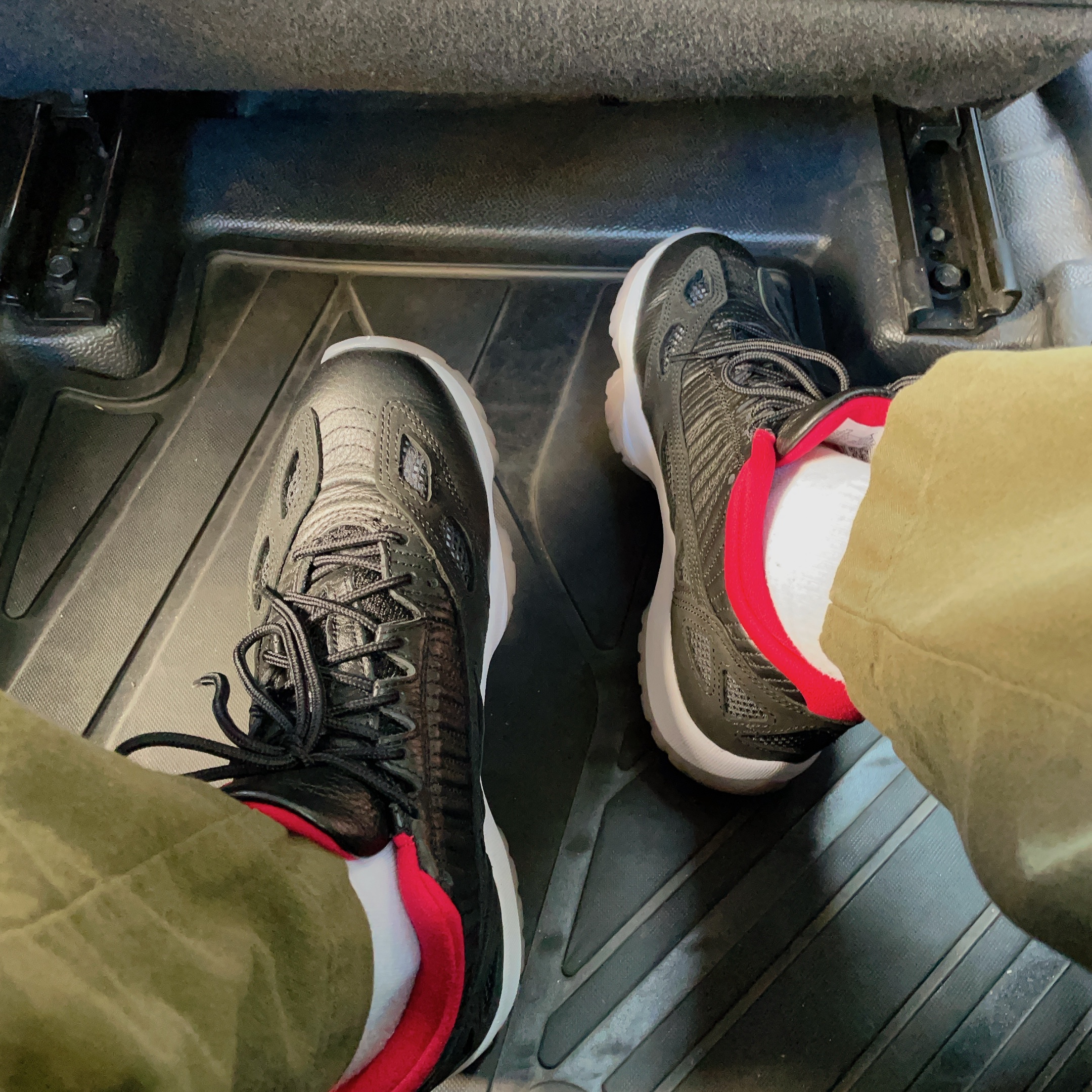 Jordan 11 Retro Low IE Bred 2021 착용 스타일 - 2