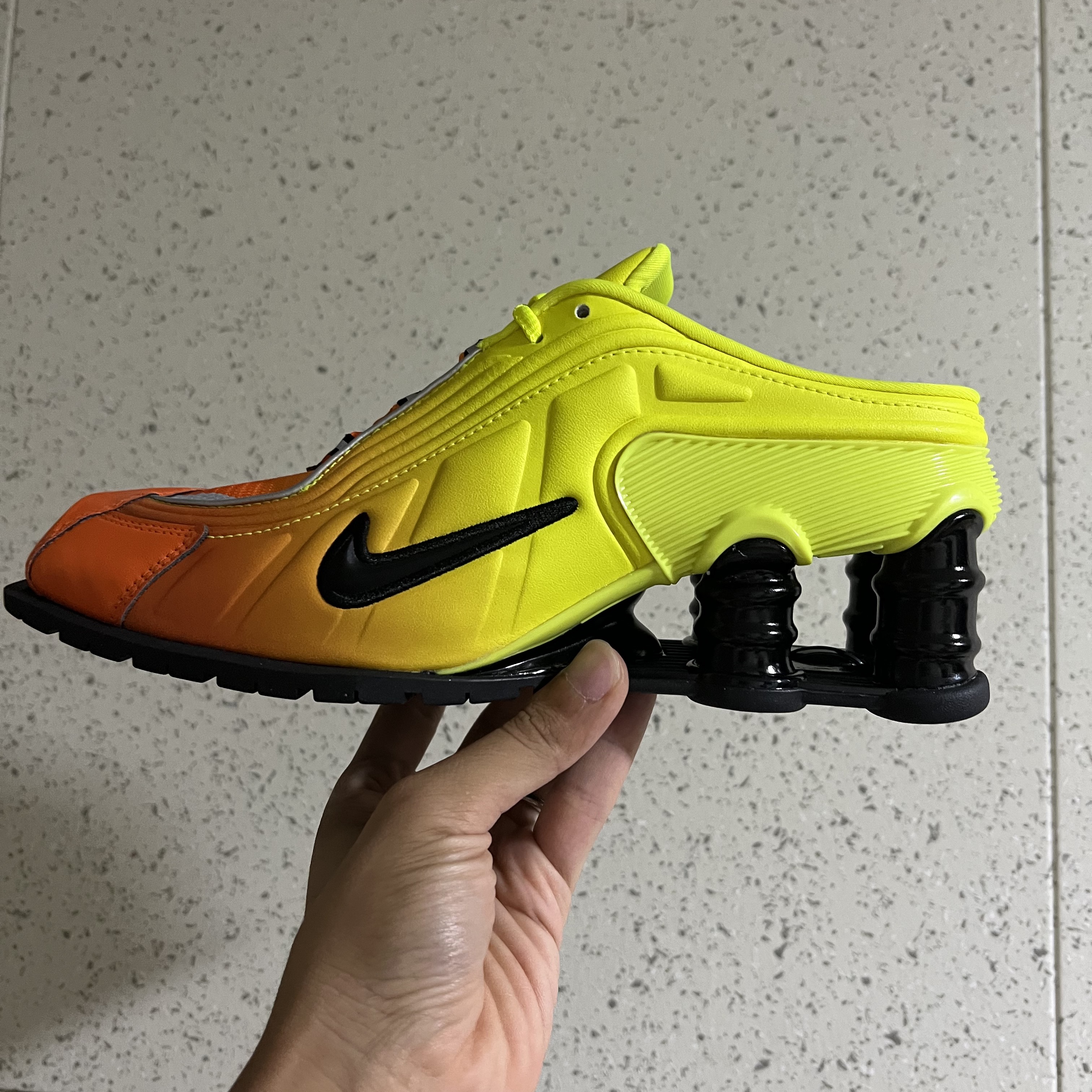 Nike x Martine Rose Shox MR4 Safety Orange 착용 스타일 - 1