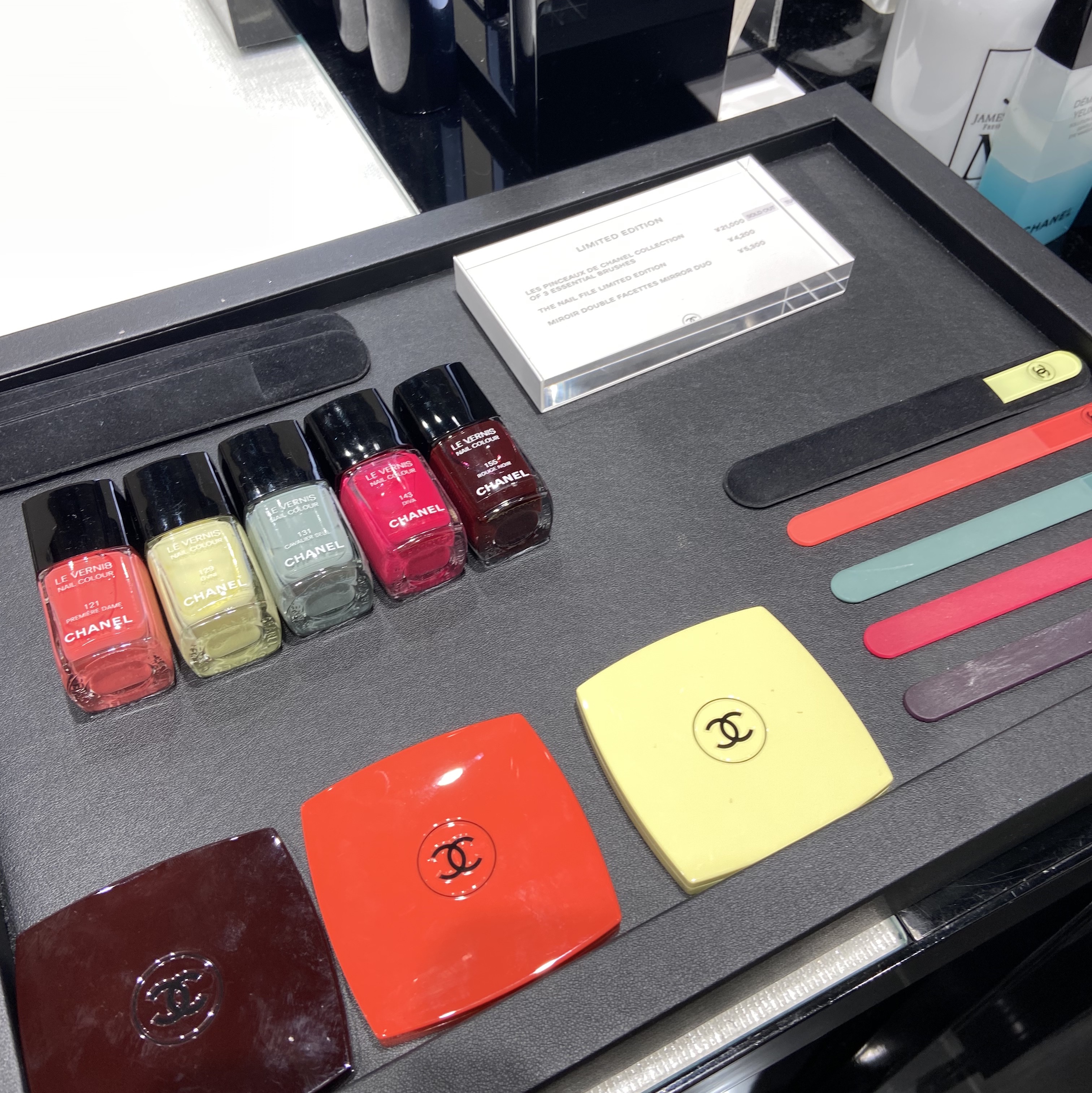 Chanel Codes Couleur Limited Edition Miroir Double Facettes 129 Ovni 착용 스타일