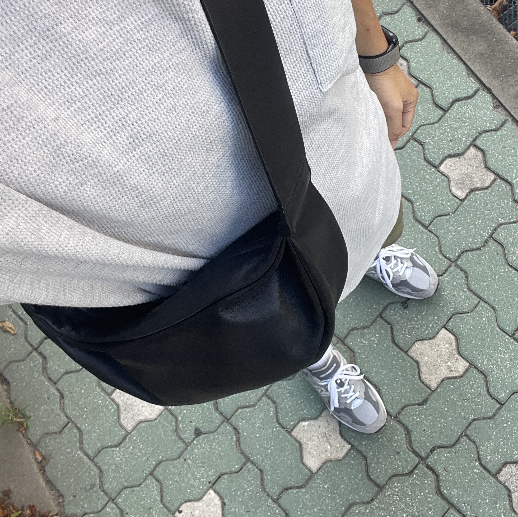 New Balance 992 Made in USA Grey - D Standard, COS Leather Crossbody Bag Black 착용 스타일