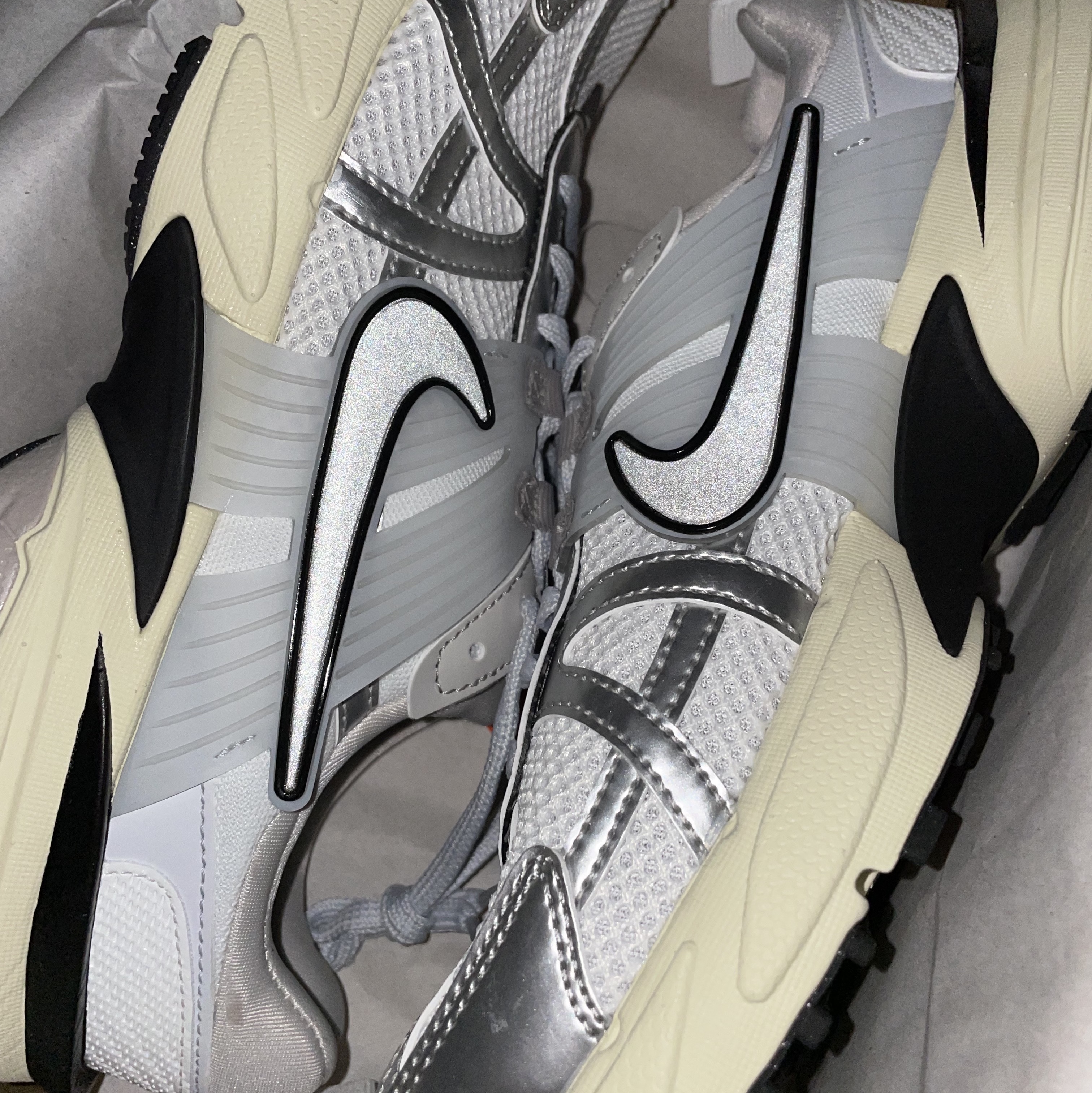 Nike V2K Run Summit White Metallic Silver 착용 스타일