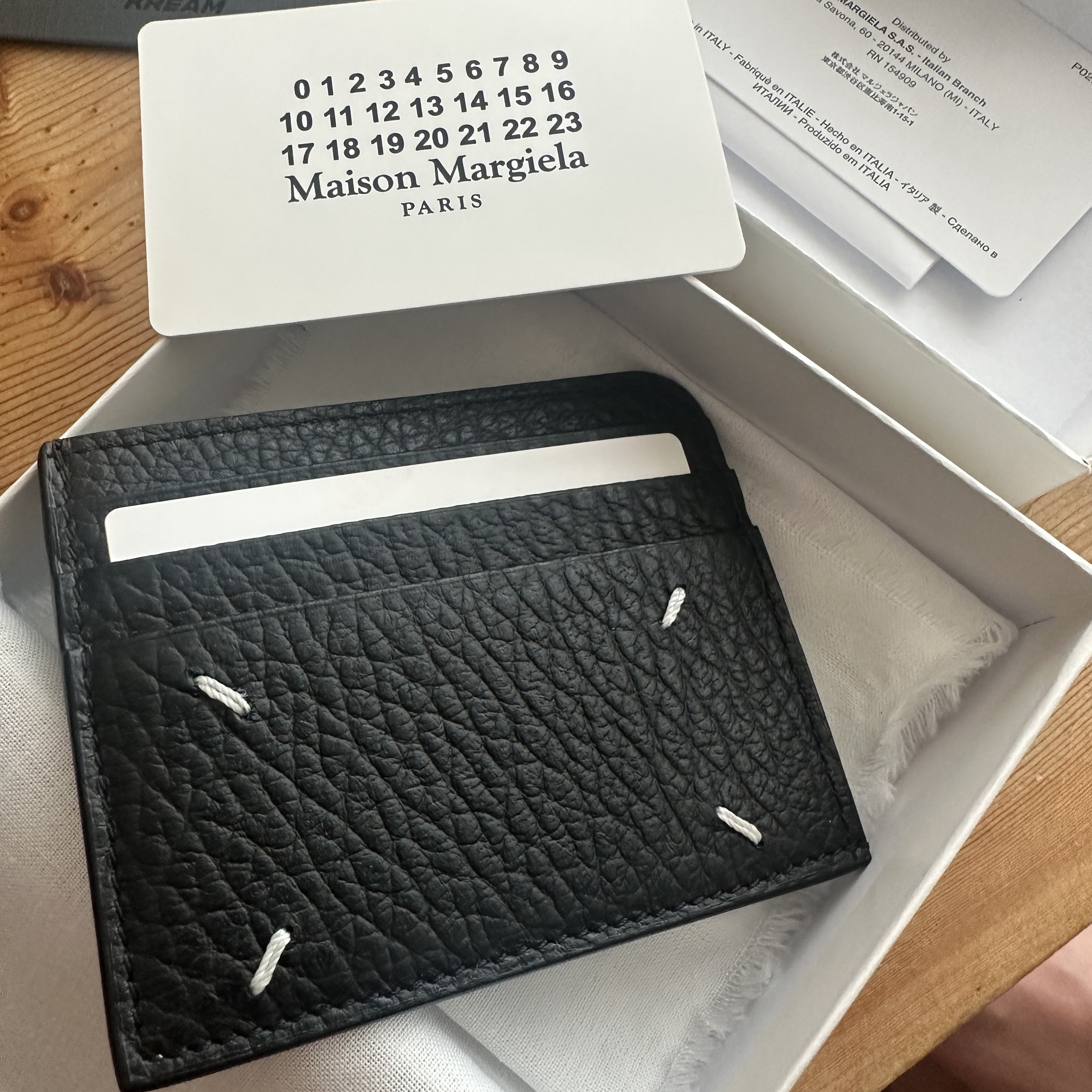 Maison Margiela Stitch Card Holder Black 착용 스타일 - 1