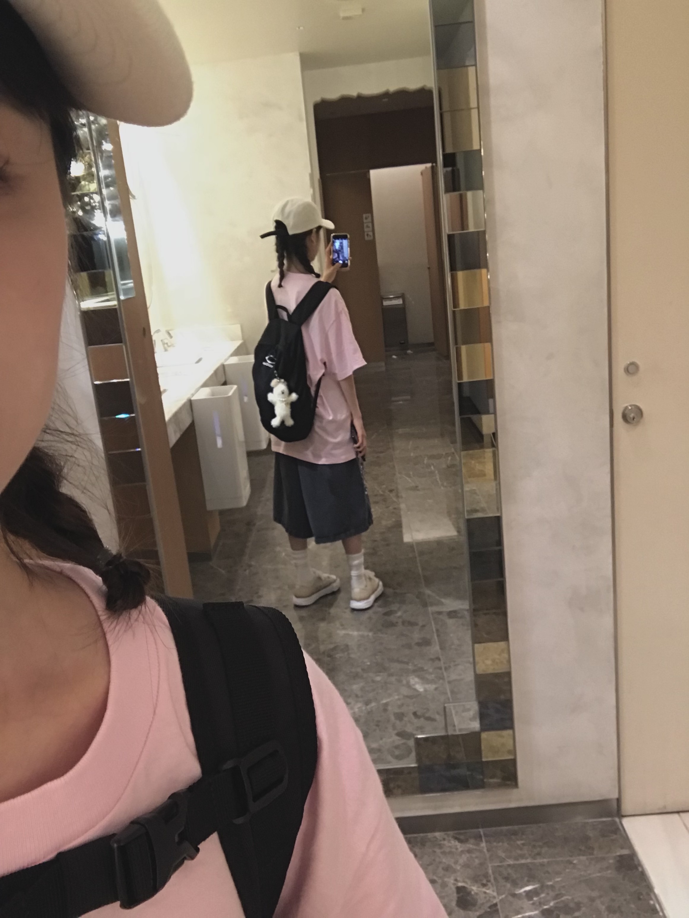 Supreme New York T-Shirt Light Pink - 23SS, Mischief Rhombus Backpack Black 착용 스타일 - 2