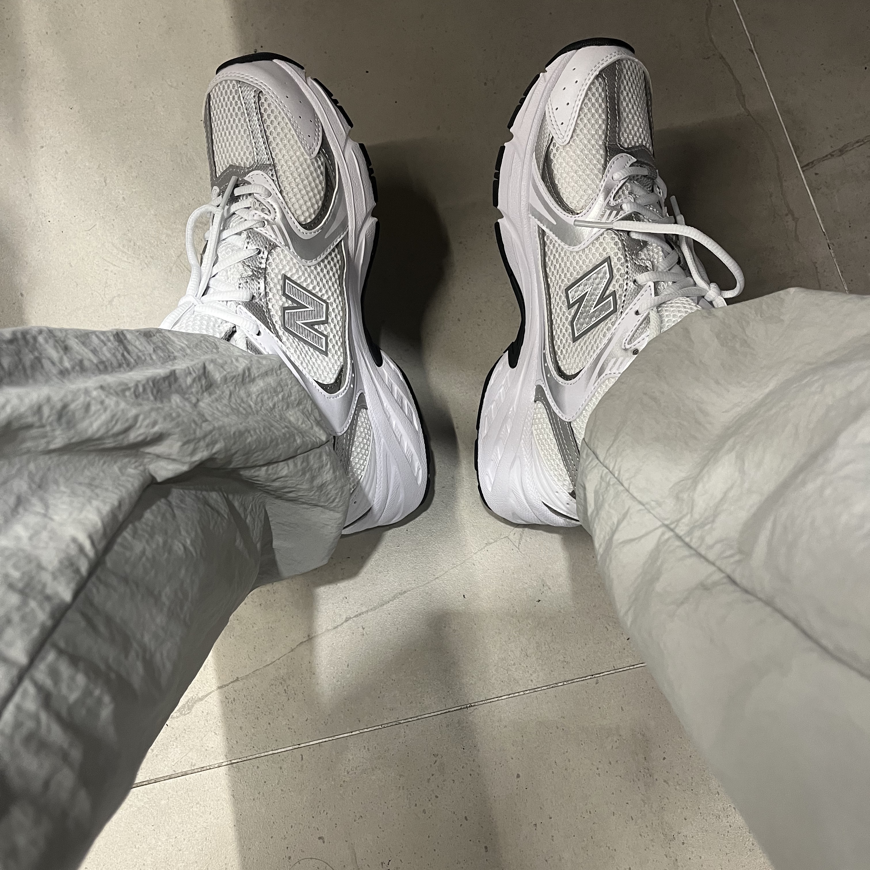 New Balance 530 White Silver 착용 스타일