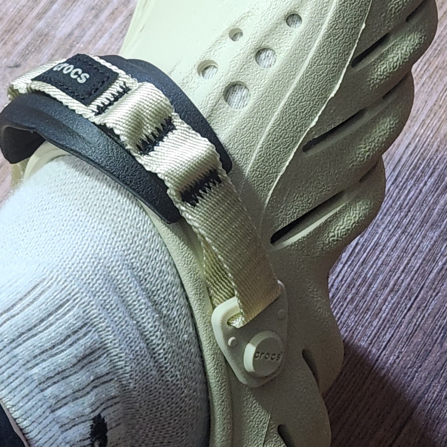Crocs Echo Clog Bone Black 착용 스타일 - 3