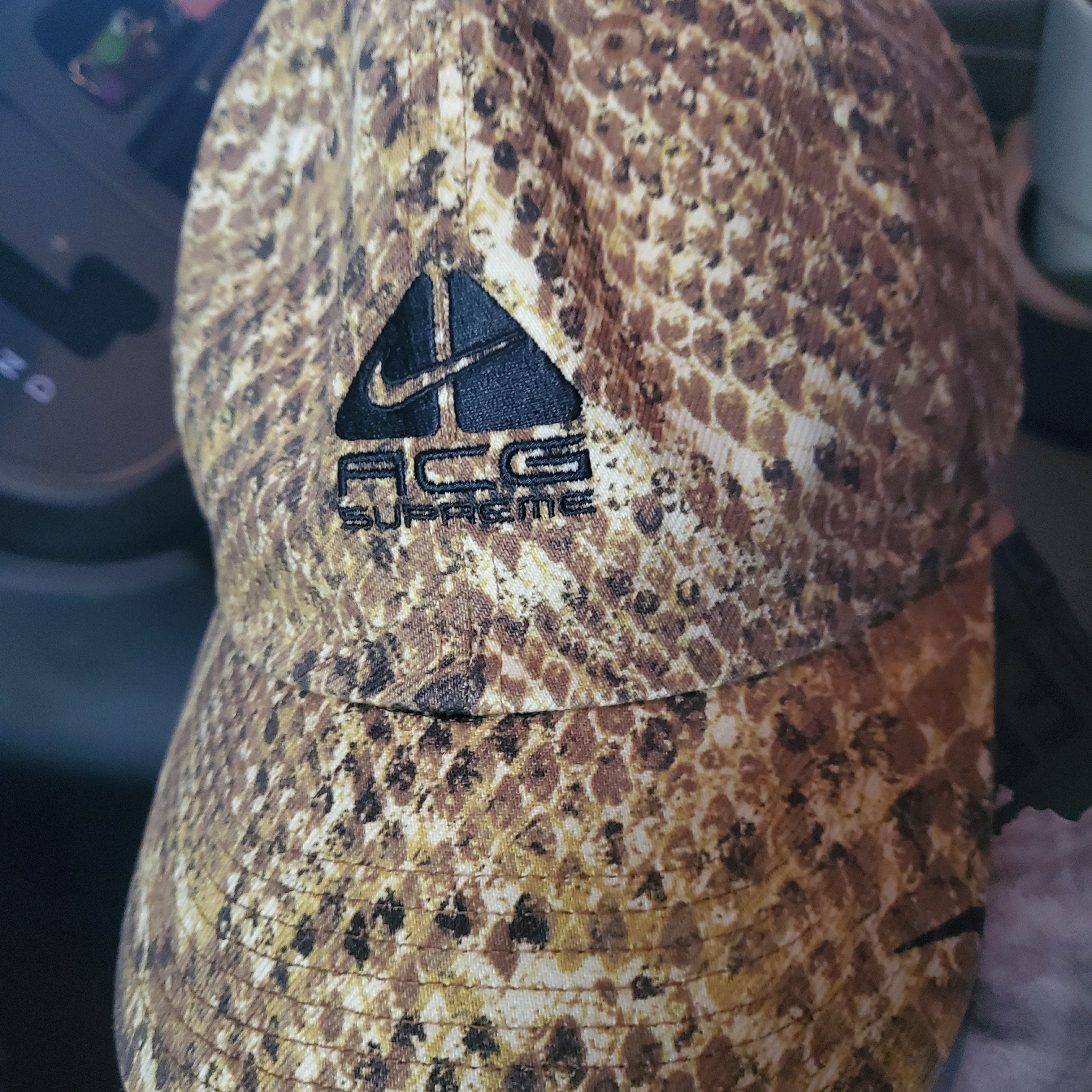 Supreme x Nike ACG Denim 6-Panel Gold Snakeskin - 22FW 착용 스타일