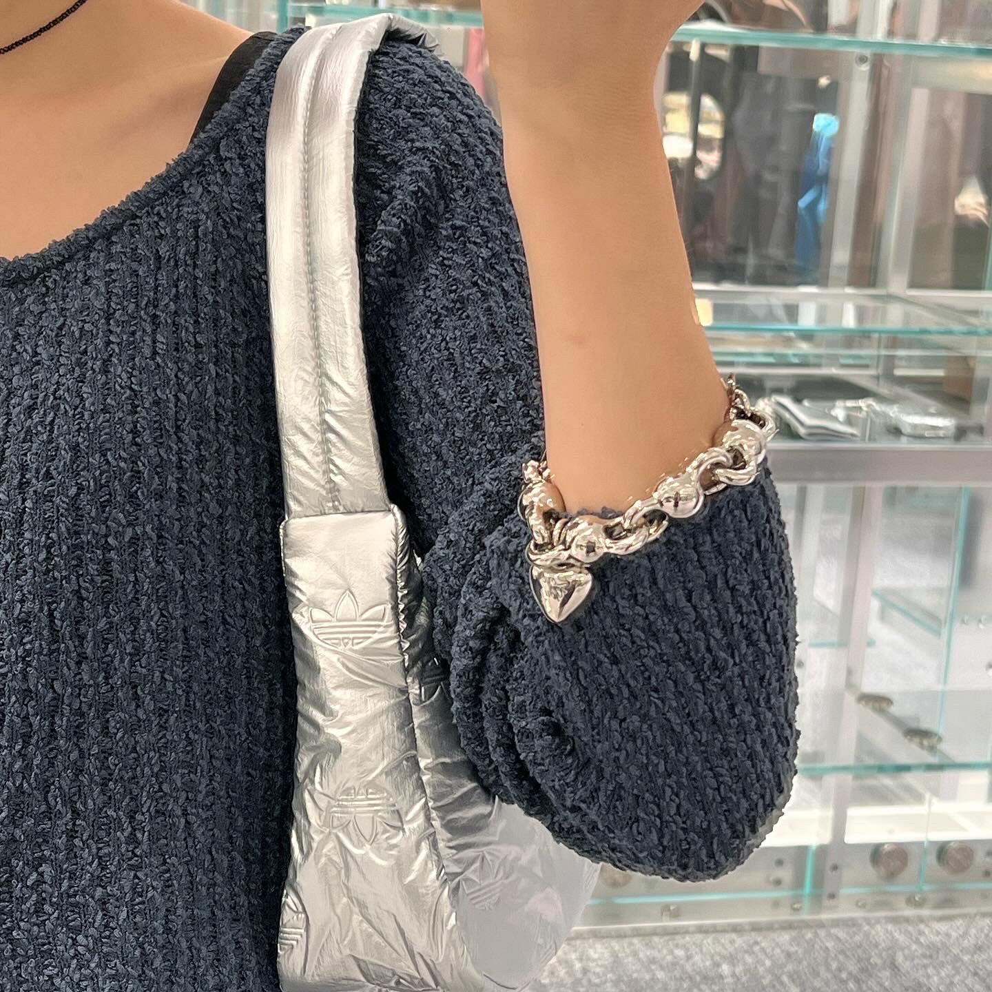Adidas Puffy Satin Mini Shoulder Bag Silver Metallic 착용 스타일 - 4