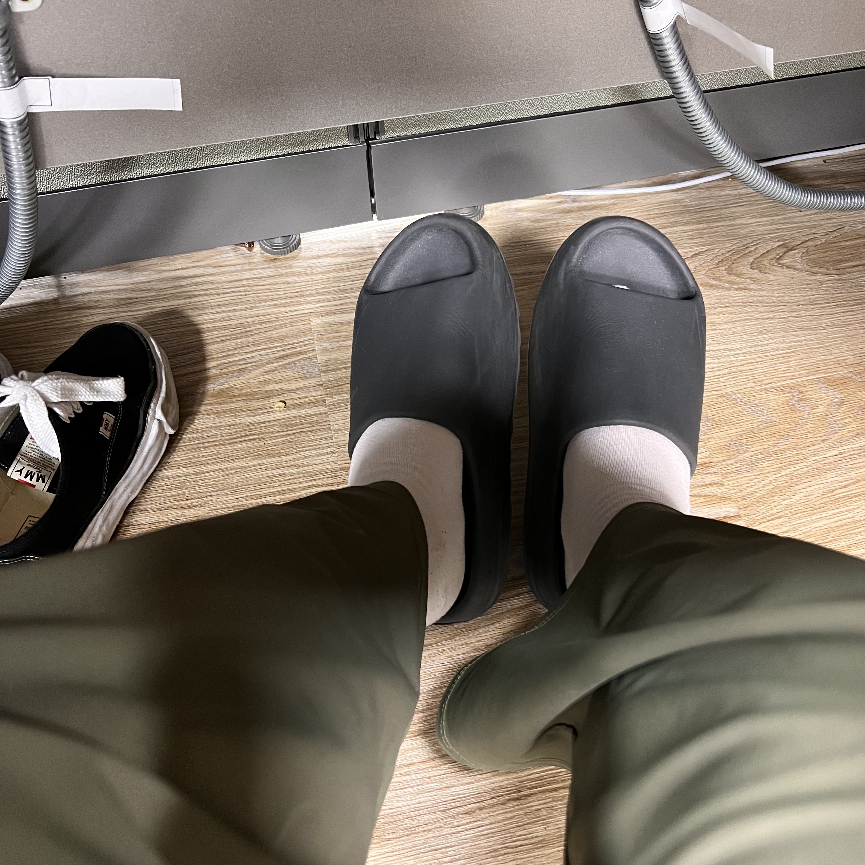Adidas Yeezy Slide Onyx, Maison Mihara Yasuhiro Baker OG Sole Canvas Low Cut Sneakers Black 착용 스타일