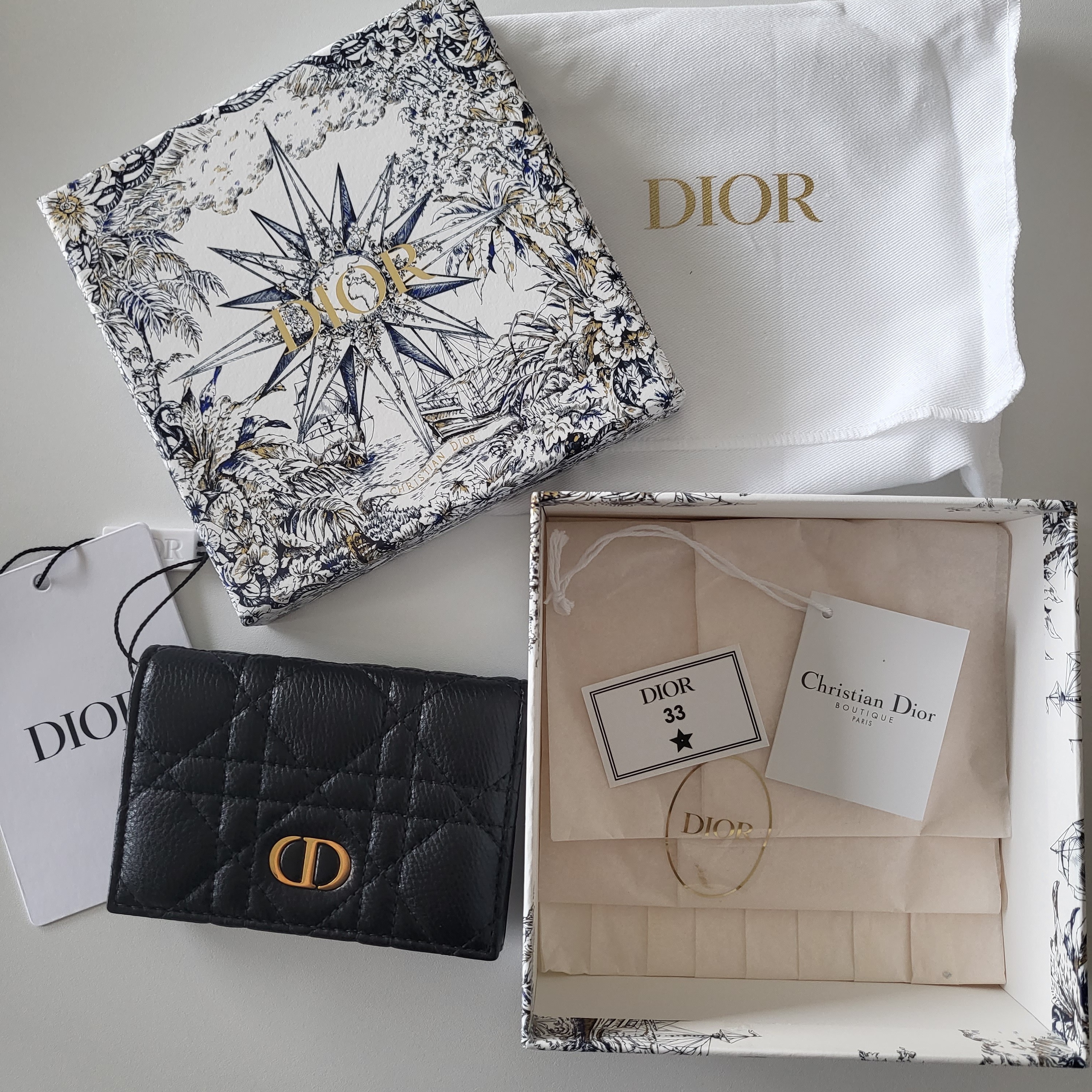 Dior Caro XS Wallet Supple Cannage Calfskin Black 착용 스타일 - 1